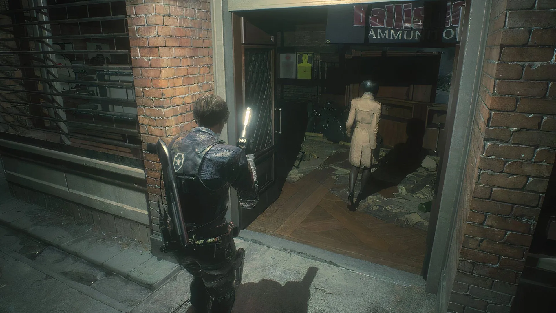 Leon và Ada bước vào cửa hàng súng trong Resident Evil 2 Remake, bối cảnh của một chuỗi âm mưu và dịch bệnh virus phức tạp.