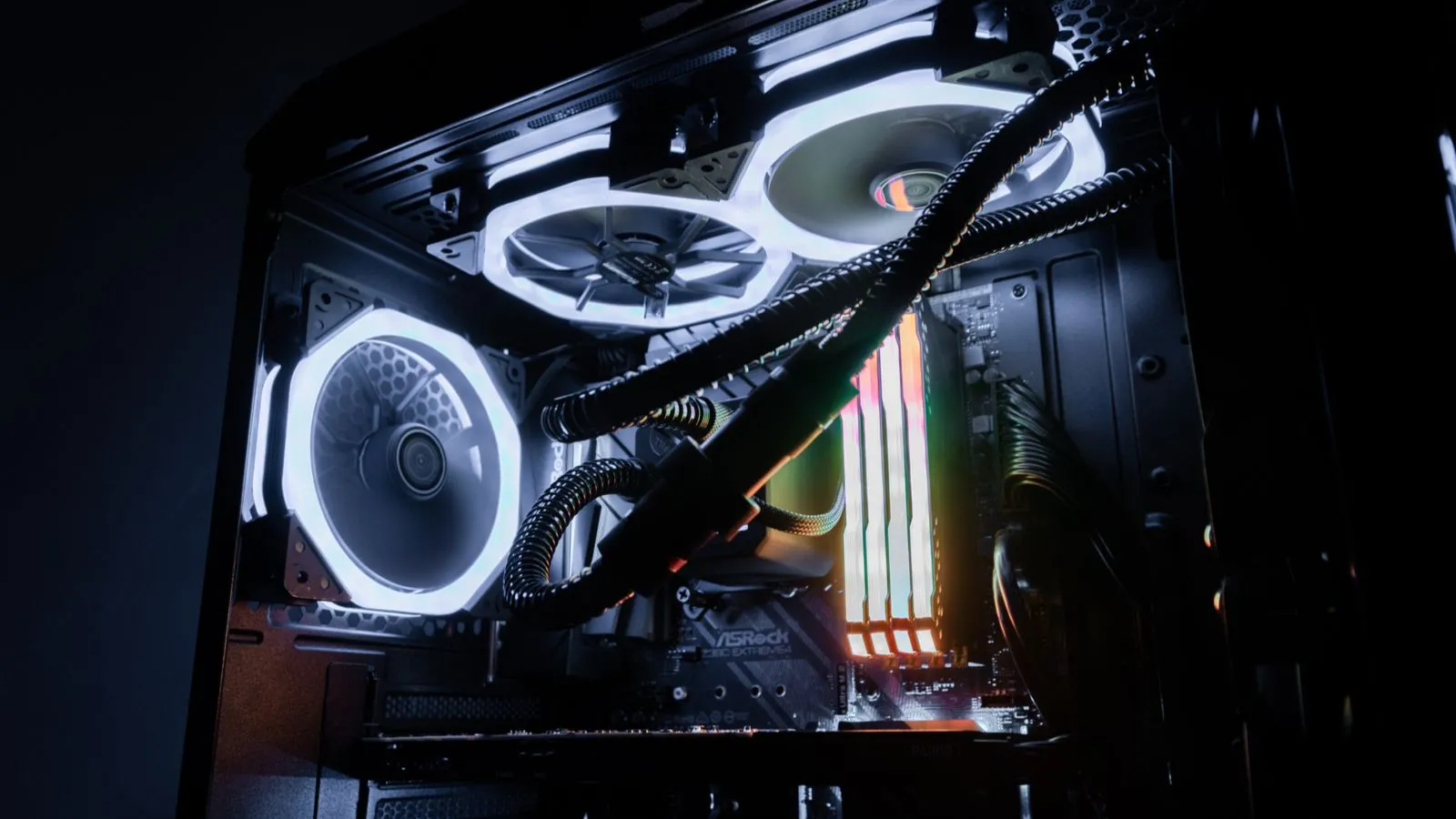 Linh kiện bên trong một bộ PC gaming với hệ thống đèn LED RGB rực rỡ, thể hiện hiệu suất cao và khả năng tùy biến dành cho game thủ.