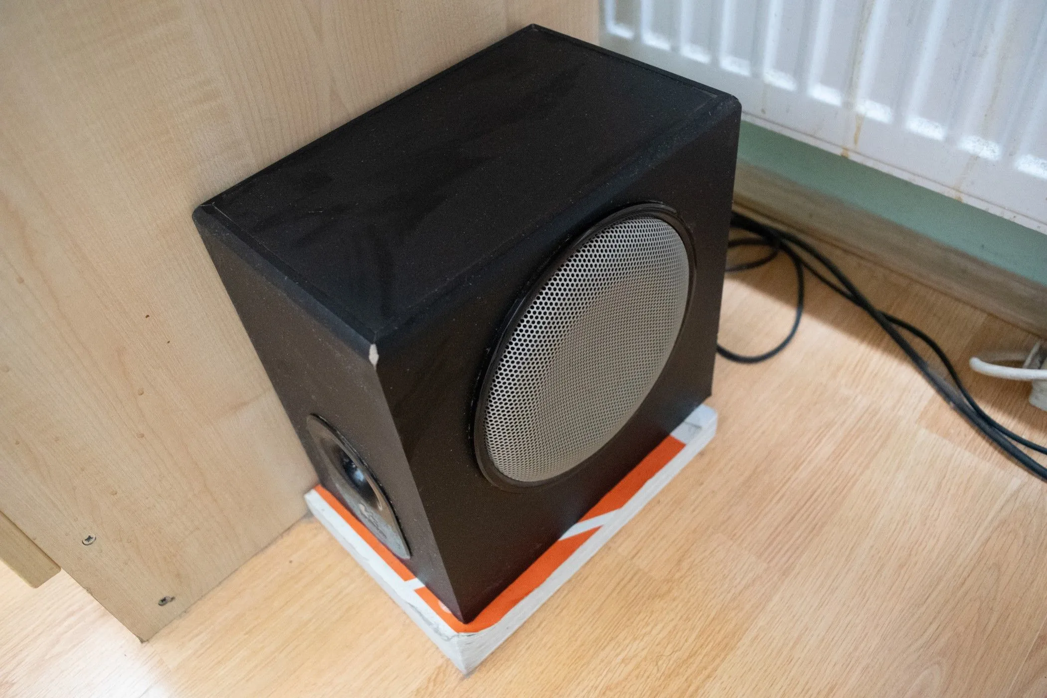 Loa subwoofer Logitech X230 kết nối có dây, minh họa cho trải nghiệm âm thanh ổn định trên máy tính để bàn.