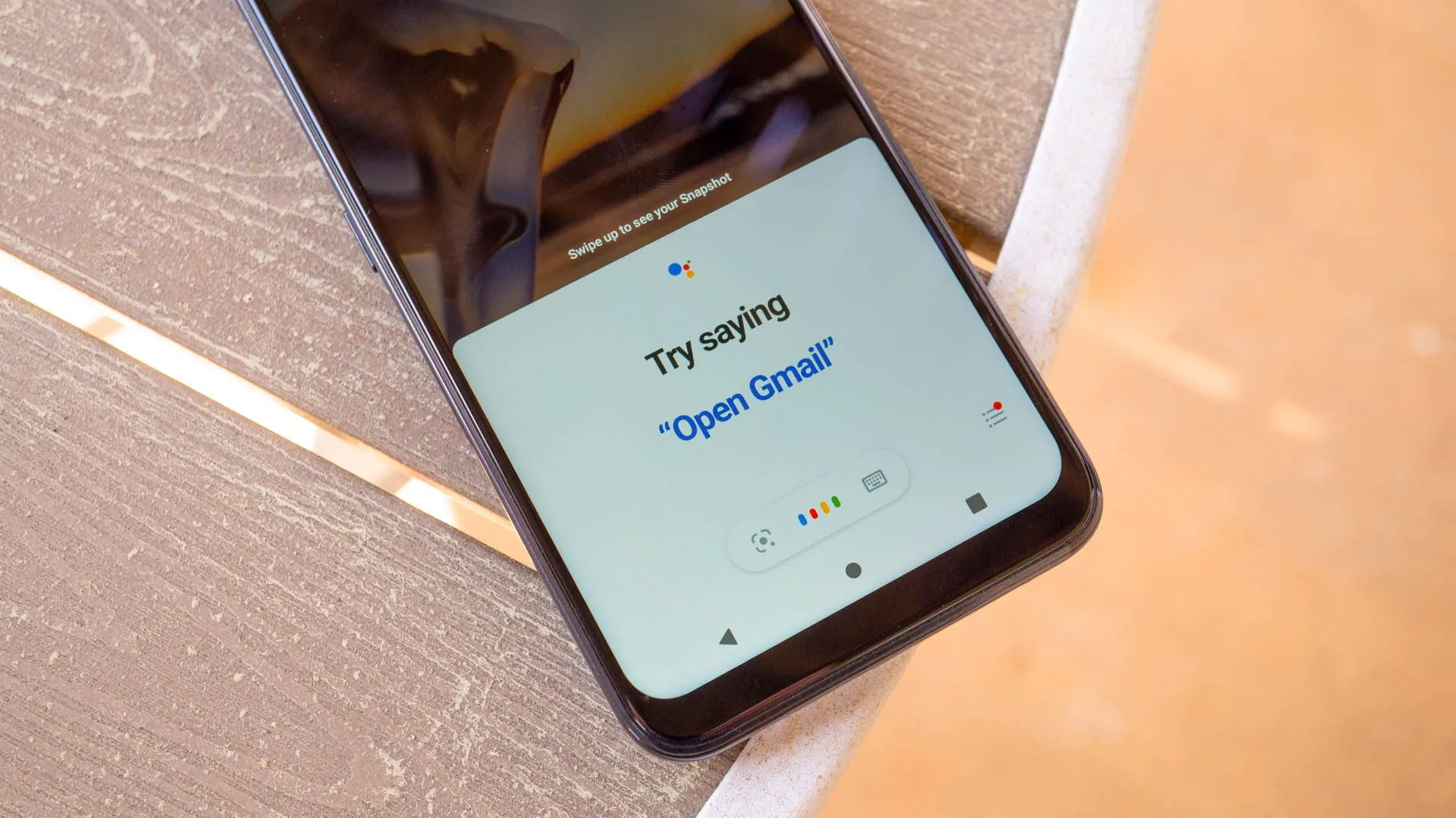 Logo Google Assistant màu sắc nổi bật trên màn hình điện thoại, tượng trưng cho sự chuyển đổi và 'hạ cấp' của trợ lý ảo này trên Android.