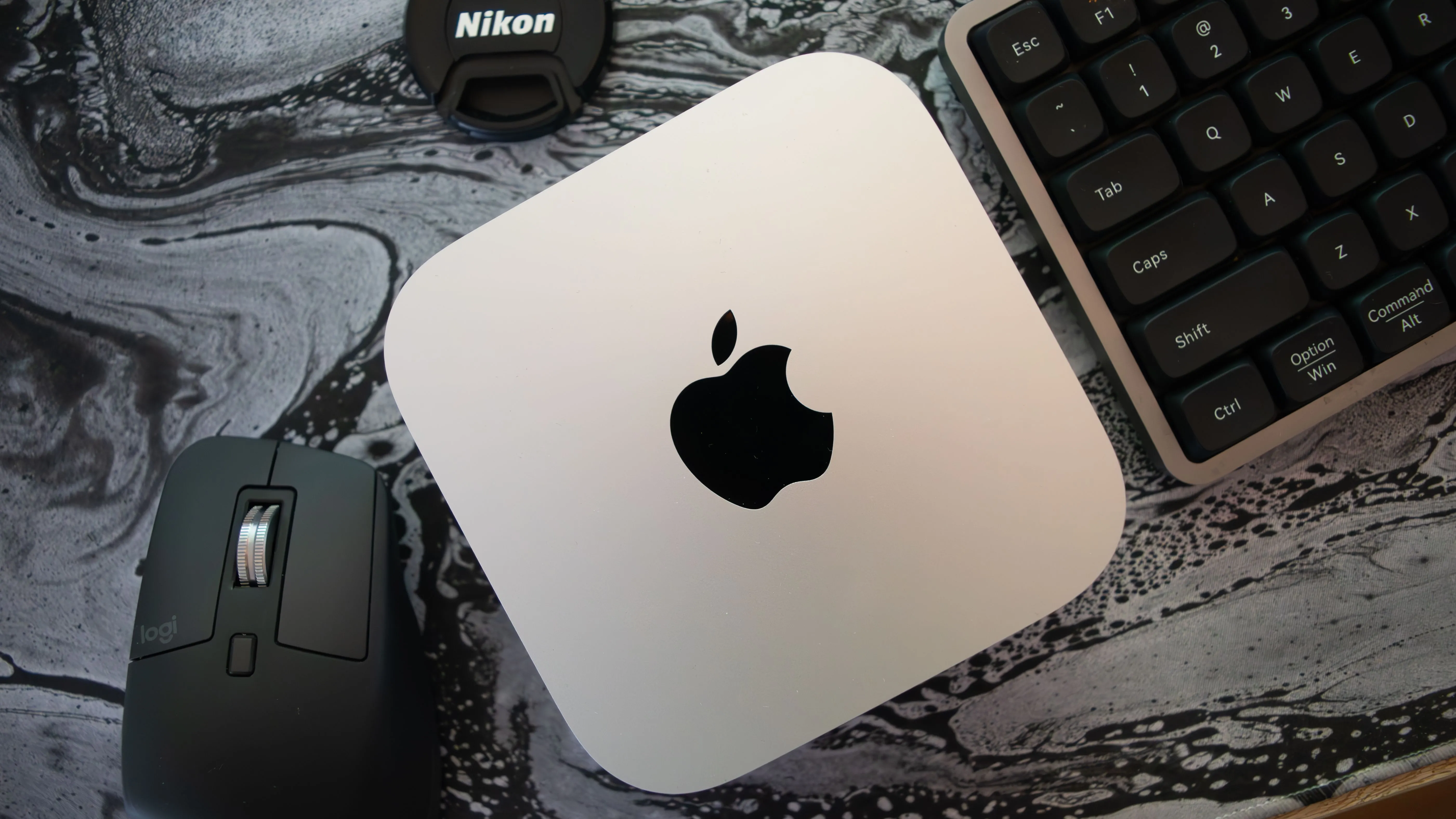 Mac mini M4 thế hệ mới với bàn phím và chuột, minh họa khả năng hoạt động như một máy tính đầy đủ cho giải trí và công việc.