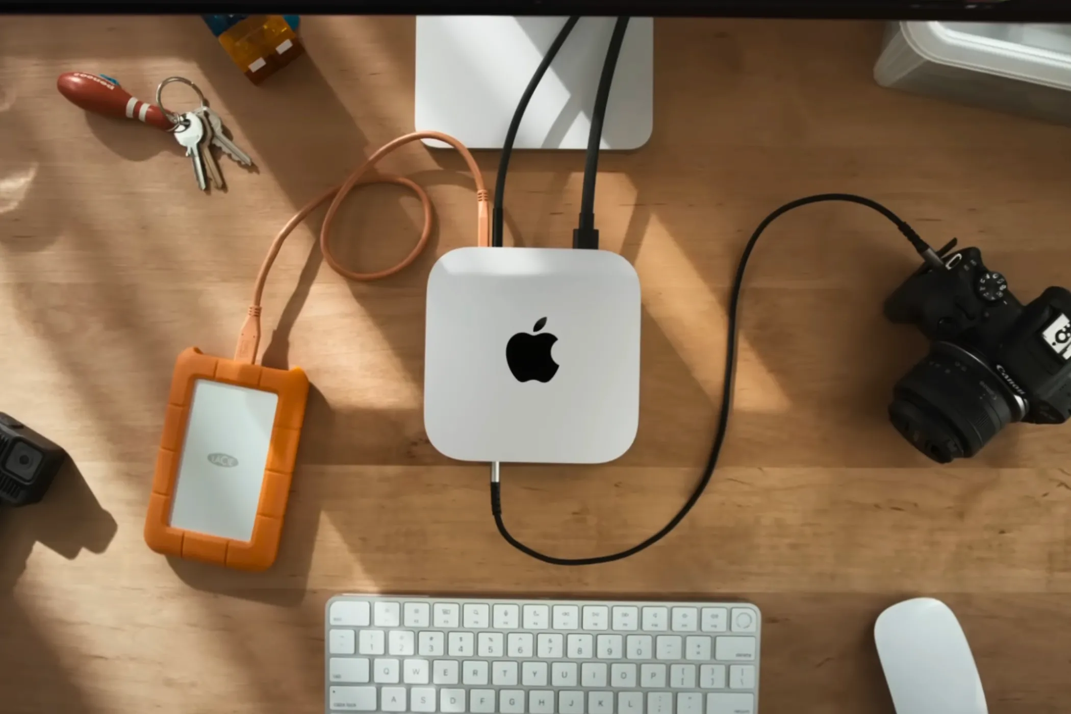 Mac mini M4 trên bàn làm việc với các phụ kiện xung quanh
