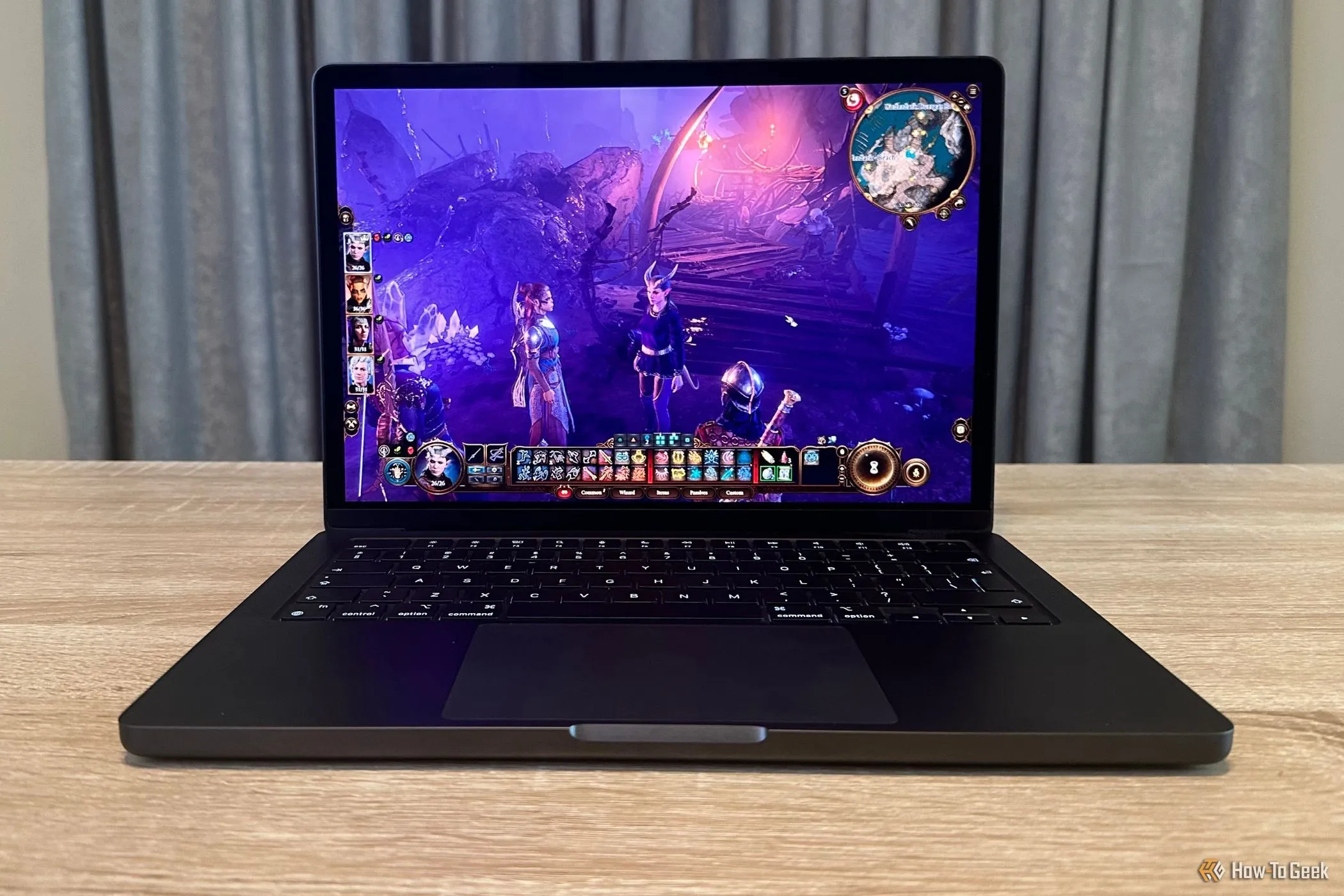 MacBook Pro M4 Pro chạy tựa game Baldur's Gate 3 trên màn hình ngoài hỗ trợ VRR