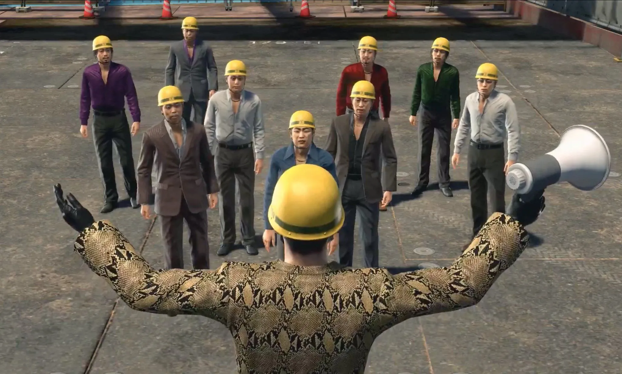Majima và đội quân xây dựng của mình đang đứng trên công trường trong minigame Majima Construction của Yakuza Kiwami 2, chuẩn bị cho cuộc chiến băng đảng.