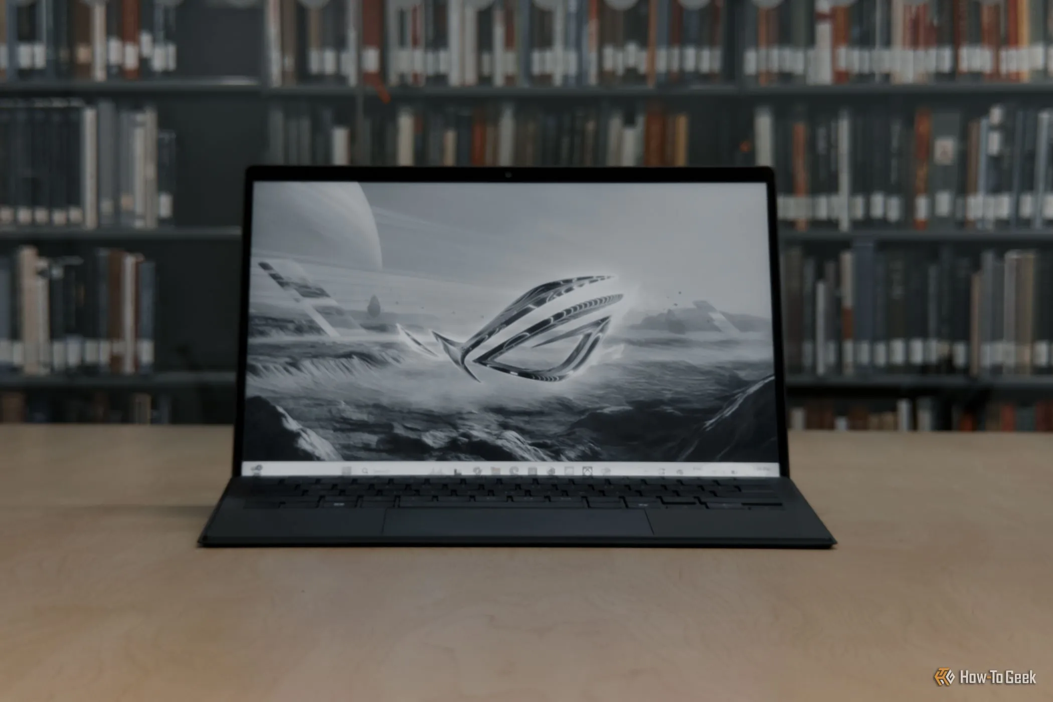 Màn hình 13.4 inch của ASUS ROG Flow Z13 nhìn trực diện, hiển thị hình ảnh sắc nét và màu sắc sống động