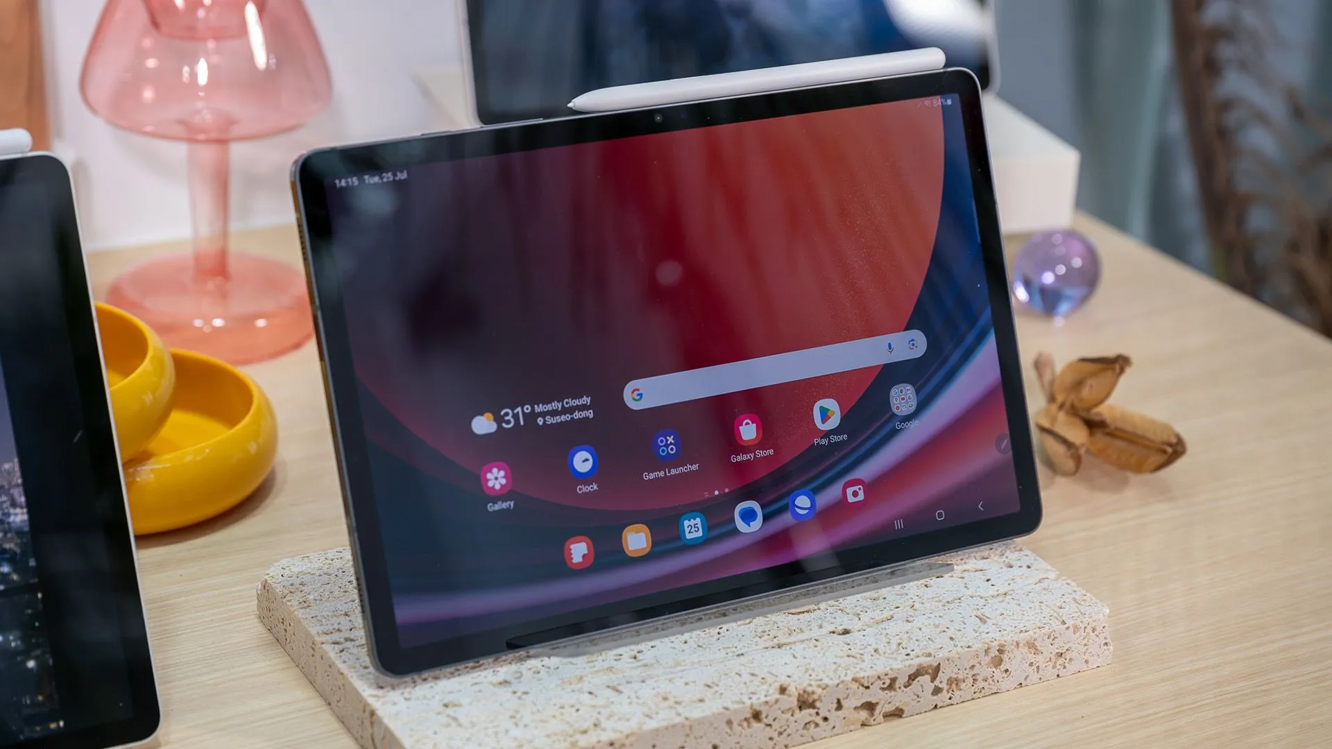 Màn hình chính của Samsung Galaxy Tab S9 hiển thị giao diện người dùng