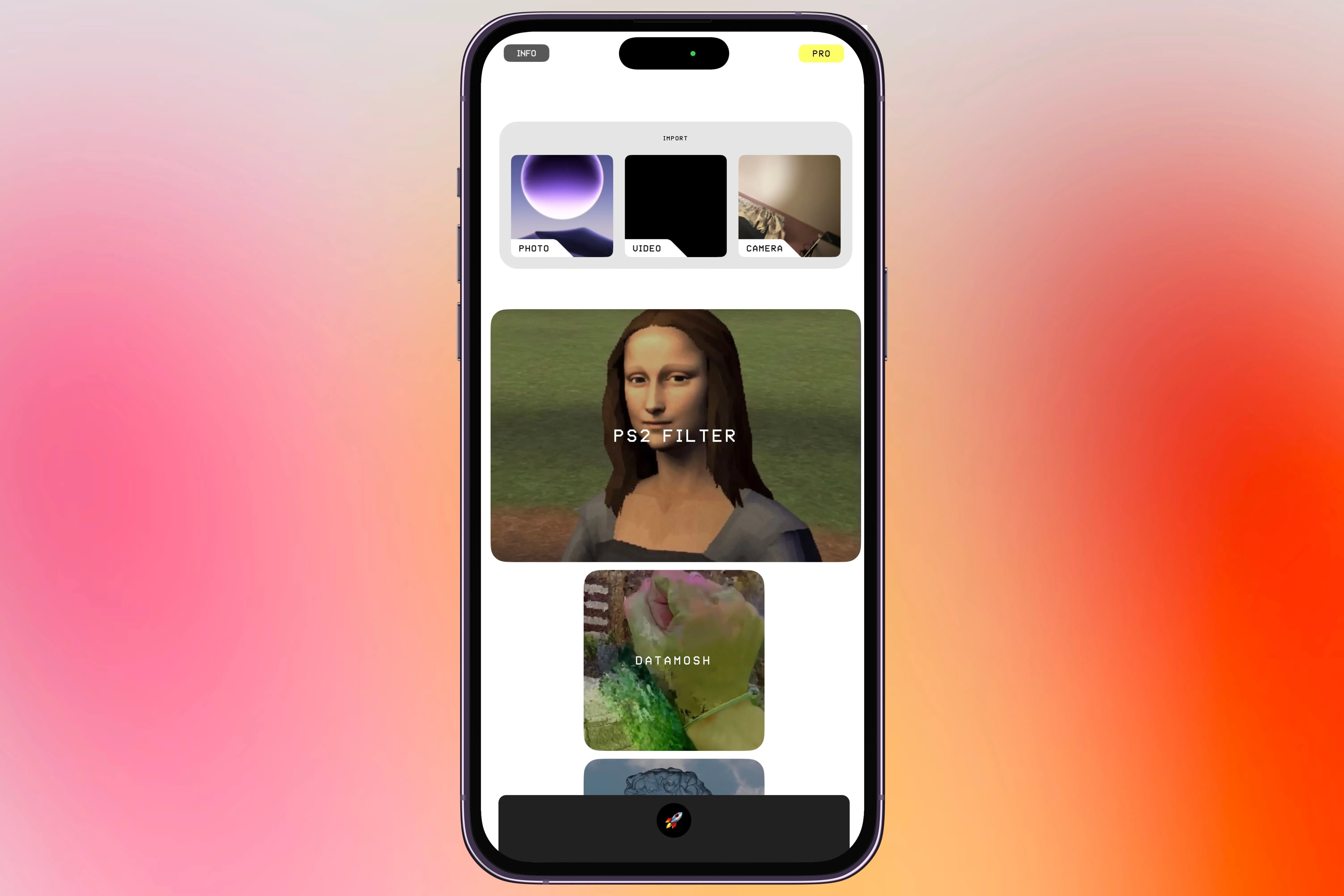 Màn hình chính của ứng dụng Glitché được hiển thị trên iPhone với nền đầy màu sắc, gợi ý về các hiệu ứng sáng tạo.