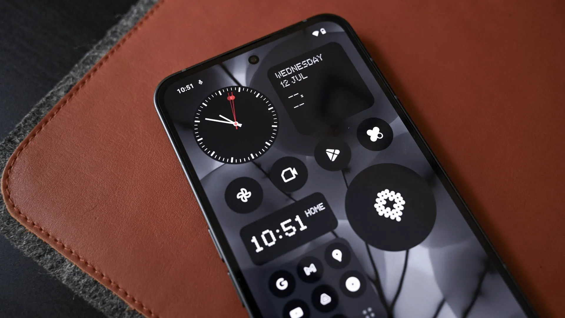 Màn hình chính với giao diện đen trắng đặc trưng của Nothing Phone (2)