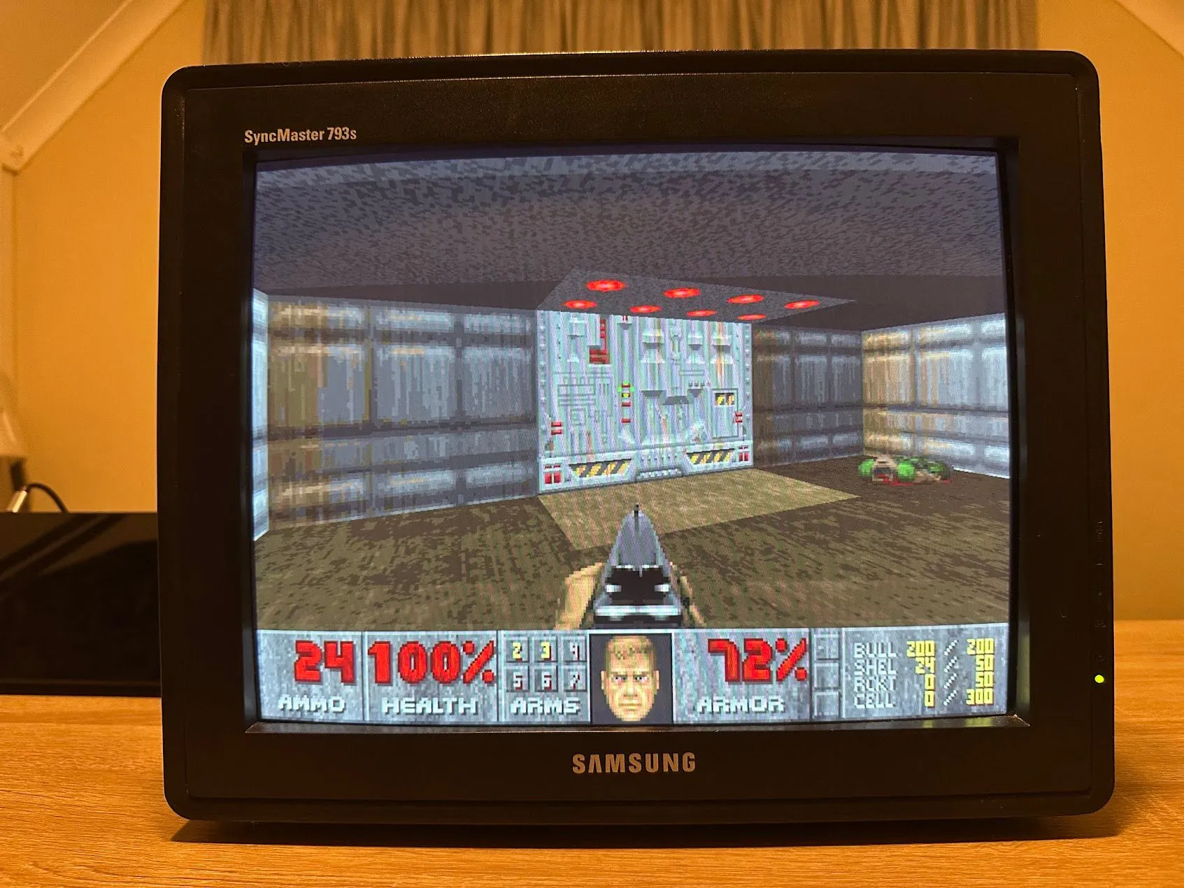 Màn hình CRT hiển thị game DOOM (1993) đang chạy, thể hiện đồ họa Id Tech 1 và không khí u ám của game