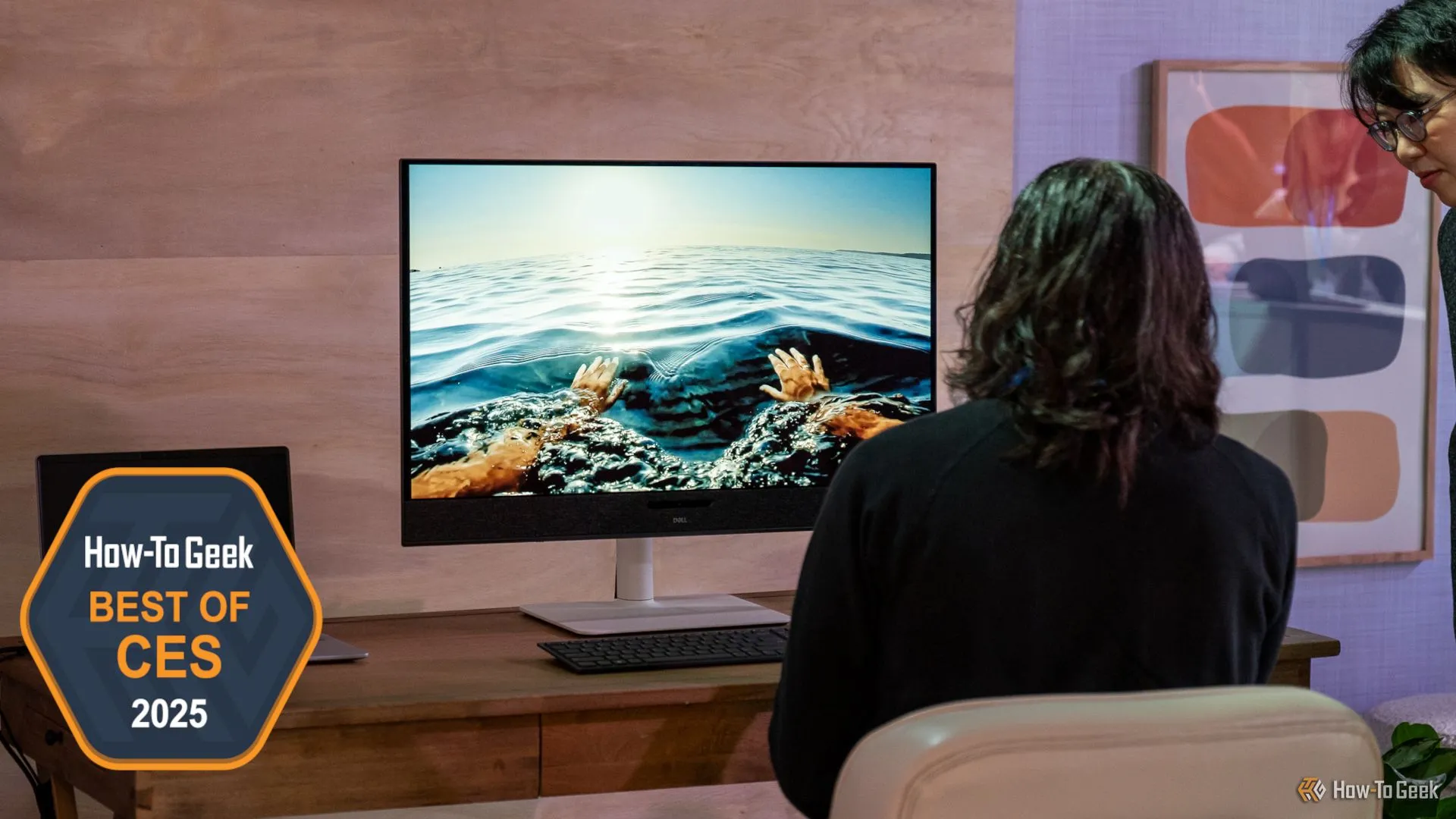 Màn hình Dell UltraSharp 32 4K hiển thị một cảnh quay video chất lượng cao.
