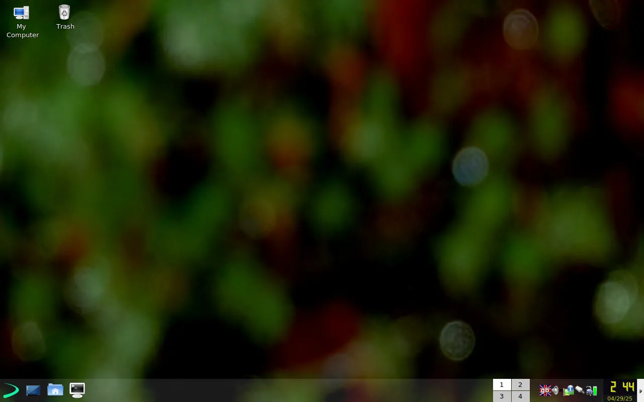 Màn hình desktop Trinity của bản phân phối EXE GNU/Linux, hiển thị giao diện người dùng cổ điển.