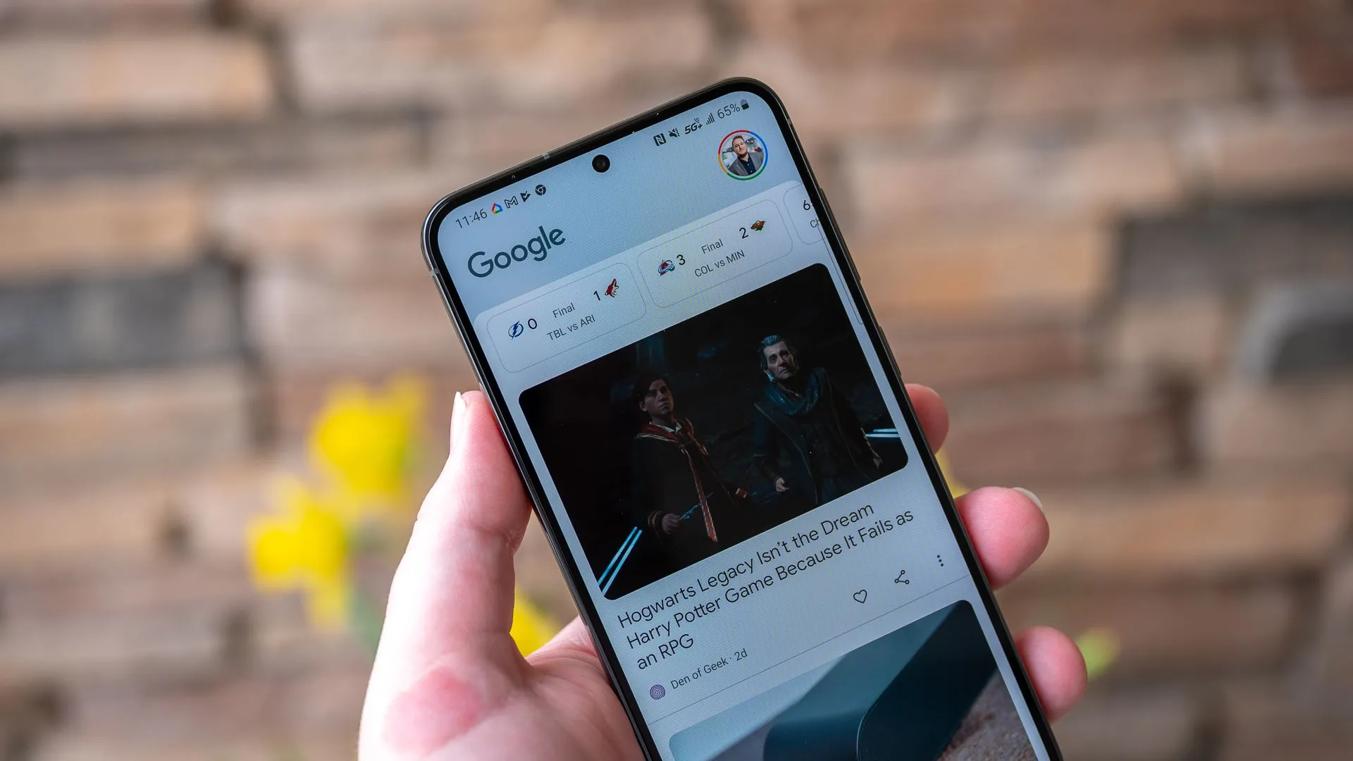 Màn hình Google Discover hiển thị tin tức về Samsung Galaxy S23+, tượng trưng cho việc phân biệt tin thật và tin giả.