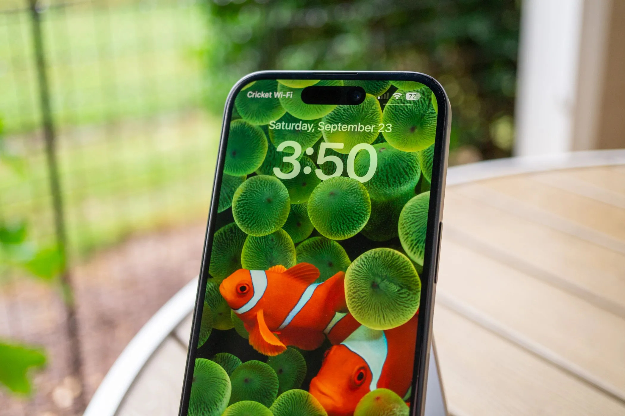 Màn hình khóa của Apple iPhone 15 hiển thị thông báo ứng dụng Ivory Mastodon