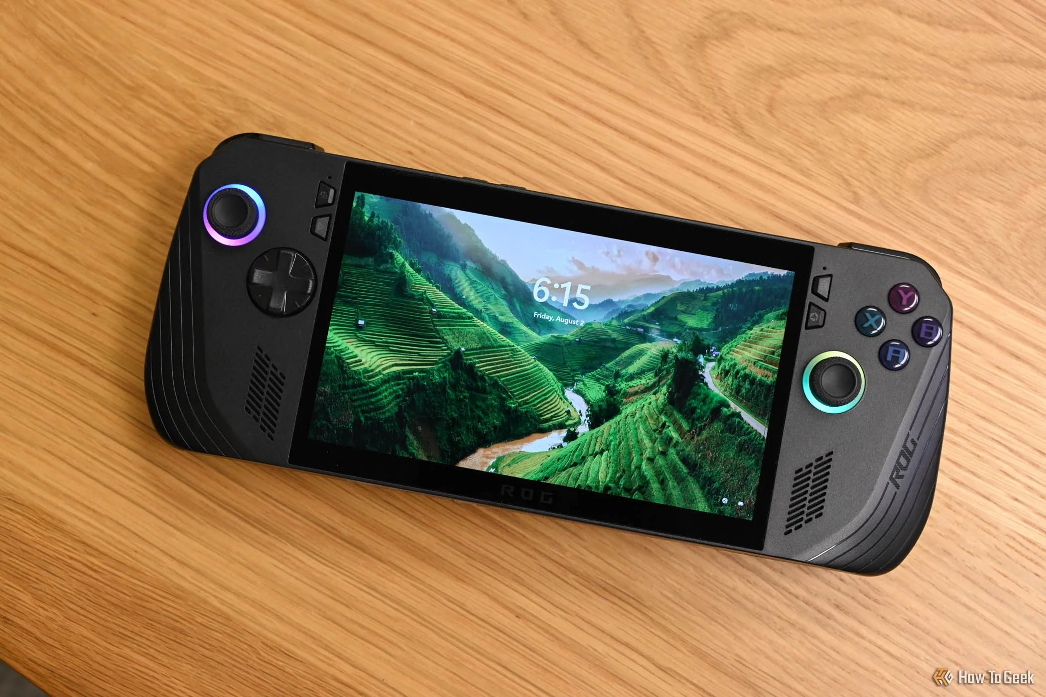 Màn hình khóa của thiết bị chơi game cầm tay Asus ROG Ally X hiển thị bố cục bàn phím mới dành cho gamepad trong Windows 11.