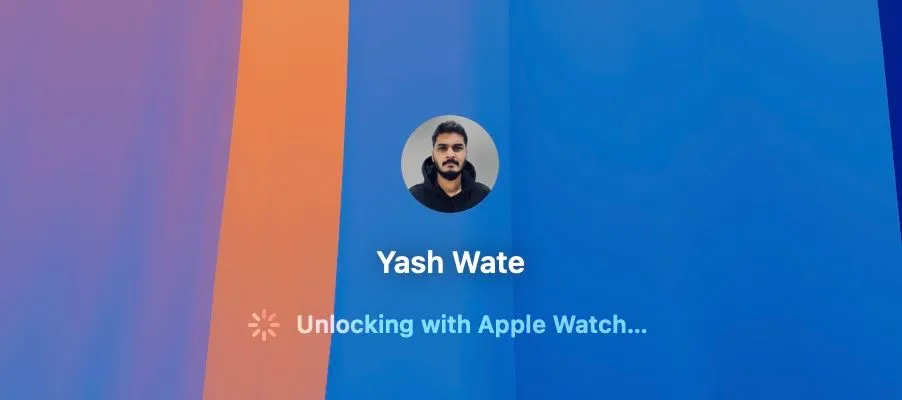 Màn hình khóa macOS hiển thị thông báo &quot;Đang mở khóa bằng Apple Watch&quot; (Unlocking with Apple Watch), xác nhận Mac đã được mở khóa tự động.