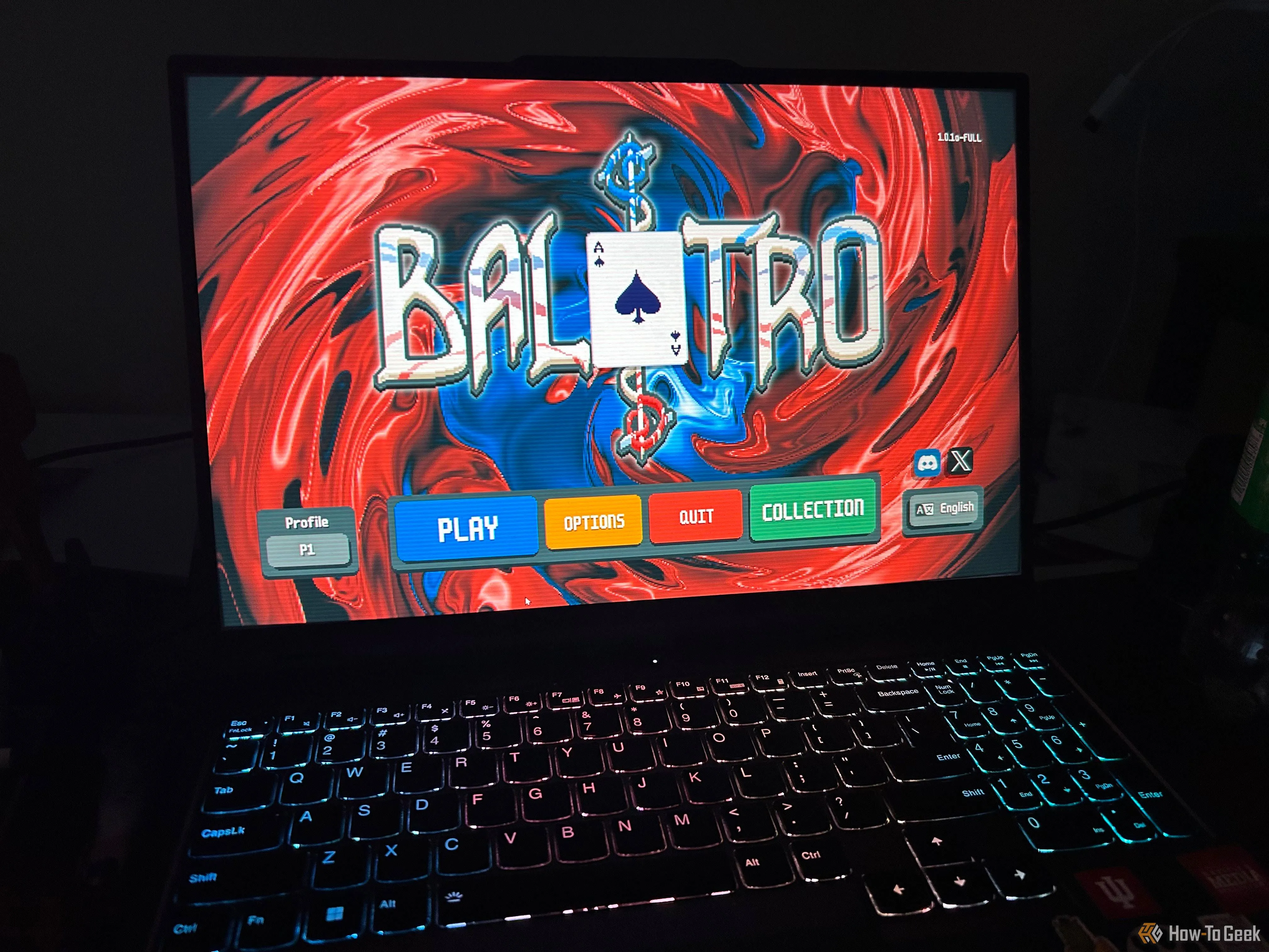 Màn hình laptop hiển thị game Balatro trong phòng tối, thể hiện độ sáng và tương phản