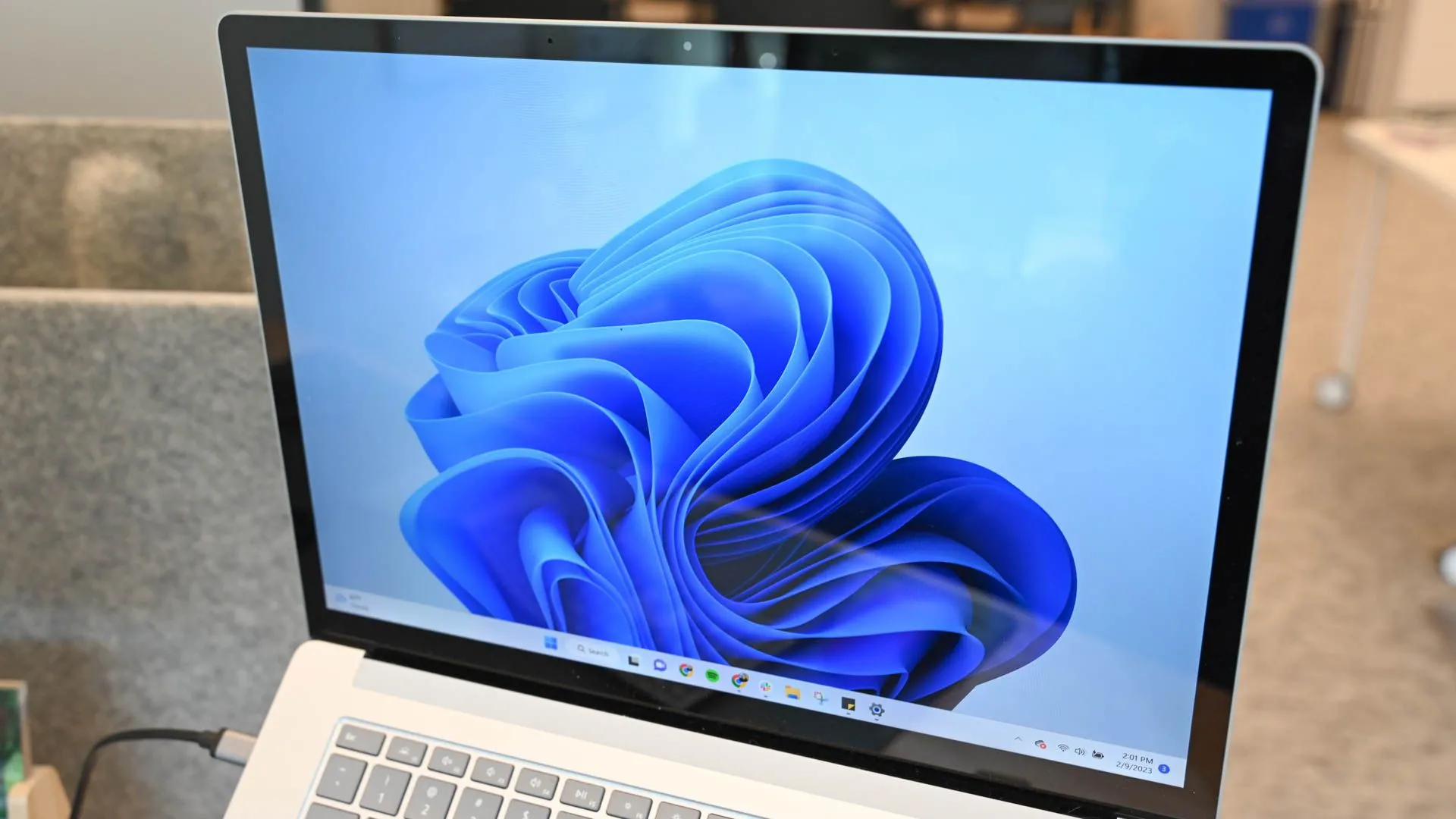 Màn hình laptop Windows 11 hiển thị giao diện người dùng, nhấn mạnh khả năng quản lý ứng dụng nền hiệu quả.