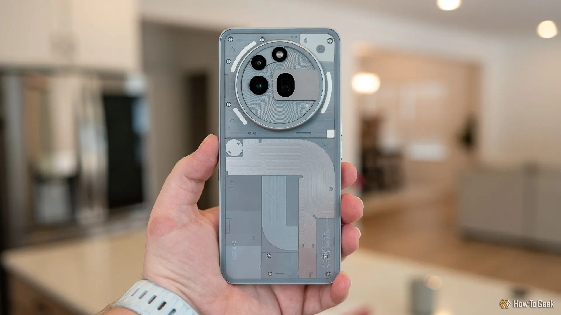 Màn hình Nothing Phone (3a) Pro hiển thị nội dung sống động