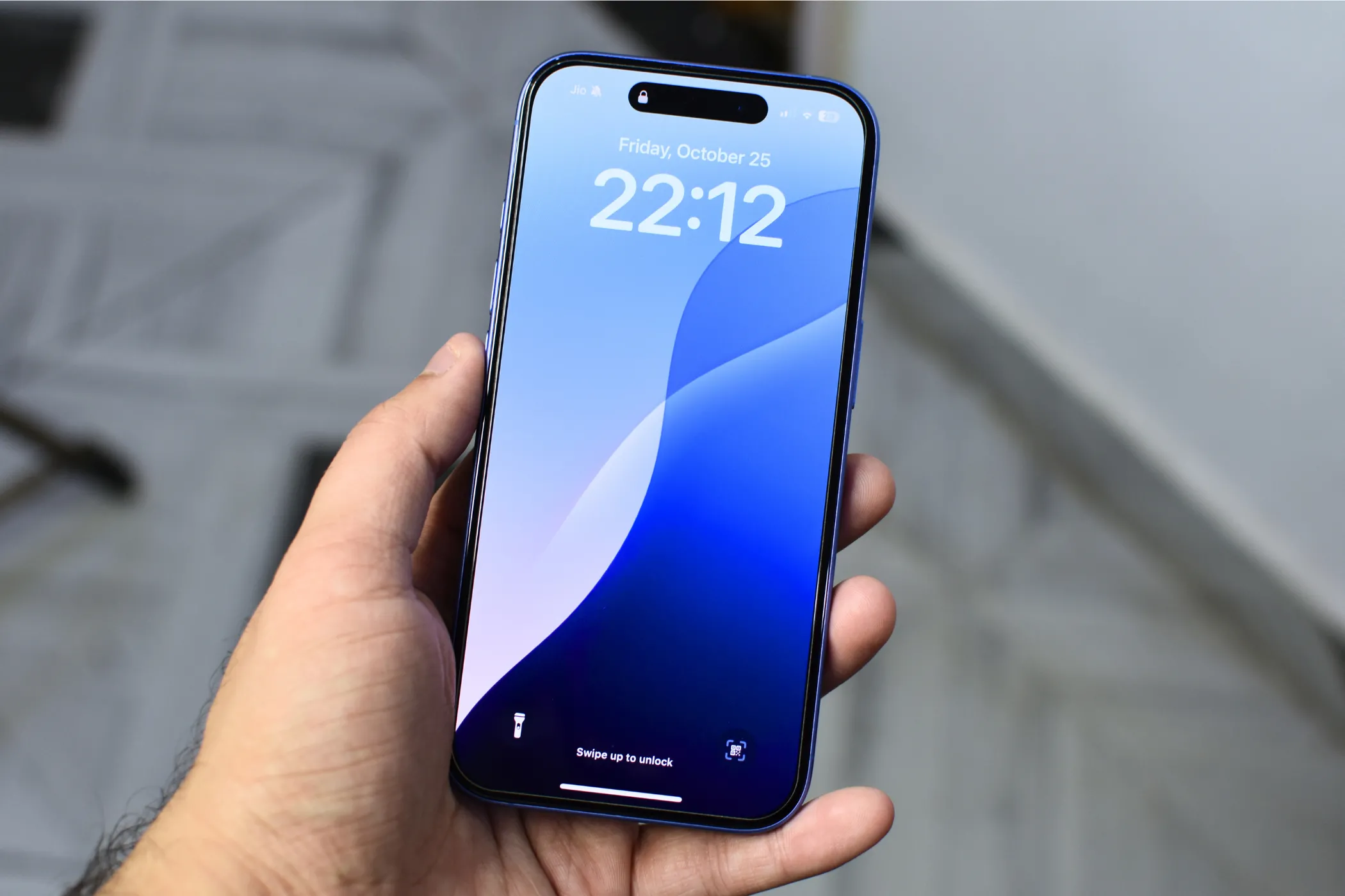 Màn hình Super Retina XDR sáng rõ của iPhone 16 với hình nền màu xanh