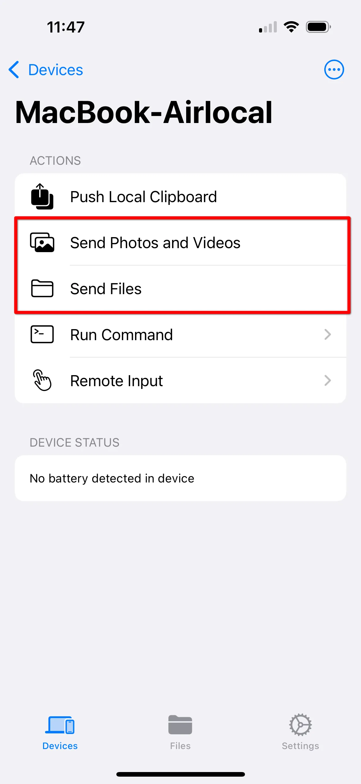 Màn hình ứng dụng KDE Connect trên iPhone hiển thị các tùy chọn &quot;Gửi Ảnh &amp; Video&quot; và &quot;Gửi Tệp&quot; được khoanh đỏ, minh họa cách chuyển dữ liệu từ điện thoại sang máy tính Linux.
