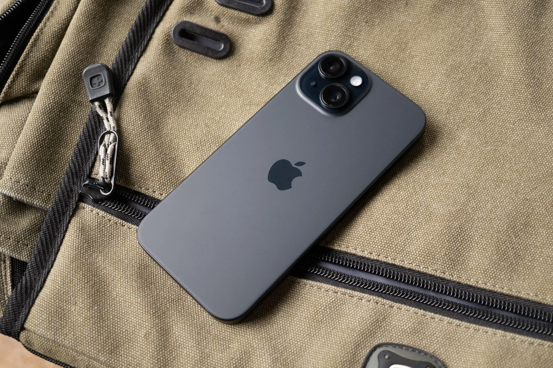 Mặt sau của Apple iPhone 15 màu xanh, thể hiện thiết kế của dòng sản phẩm này trong bối cảnh so sánh hiệu năng với iPhone 16e.
