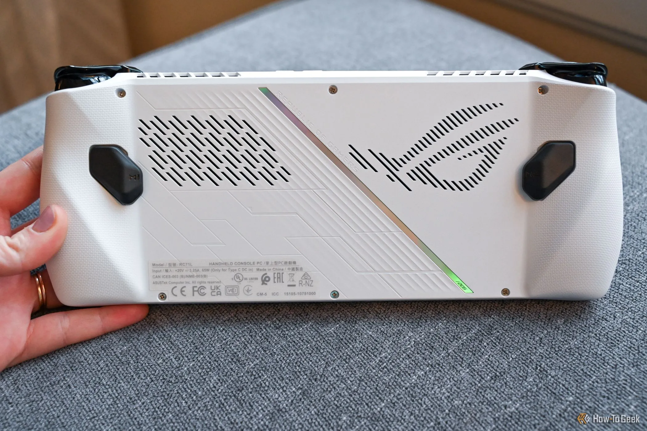 Mặt sau của ASUS ROG Ally.