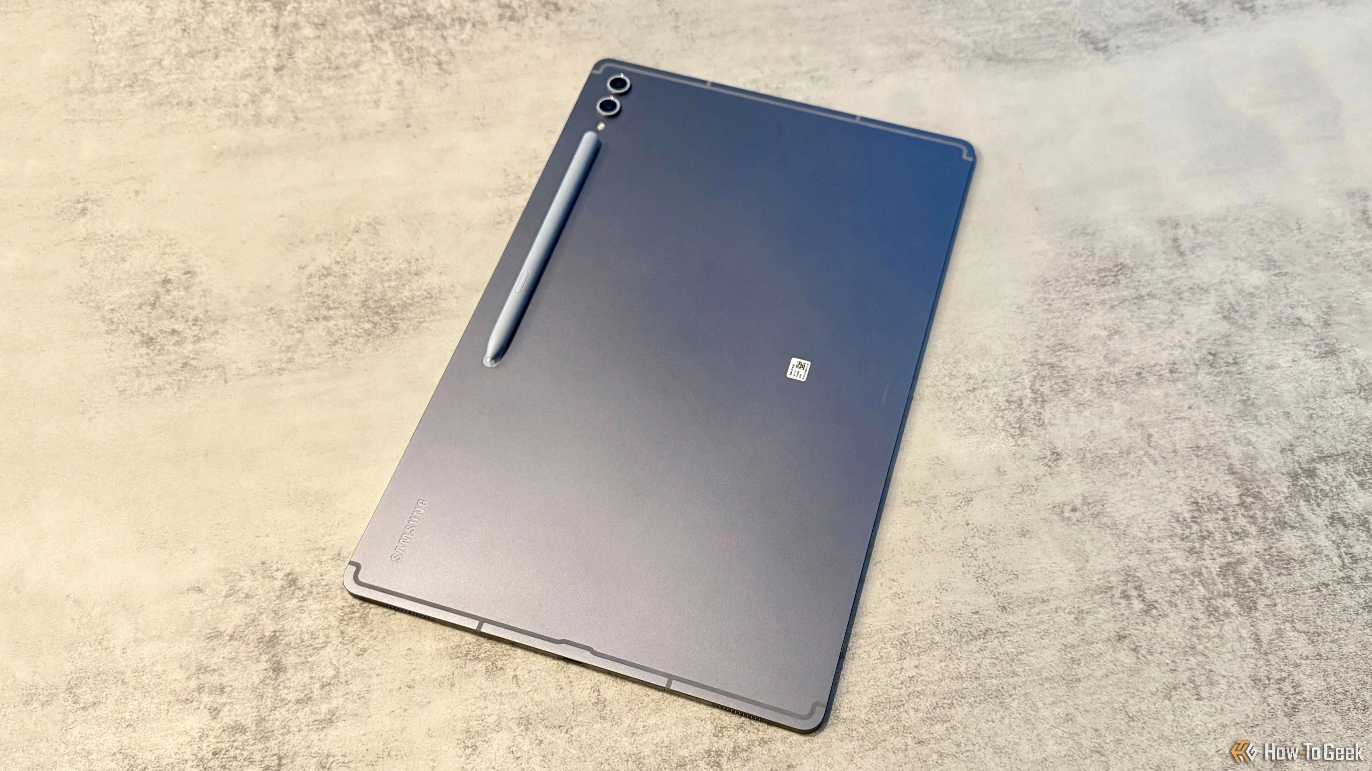 Mặt sau của Samsung Galaxy Tab S10 Ultra với bút S Pen được gắn từ tính