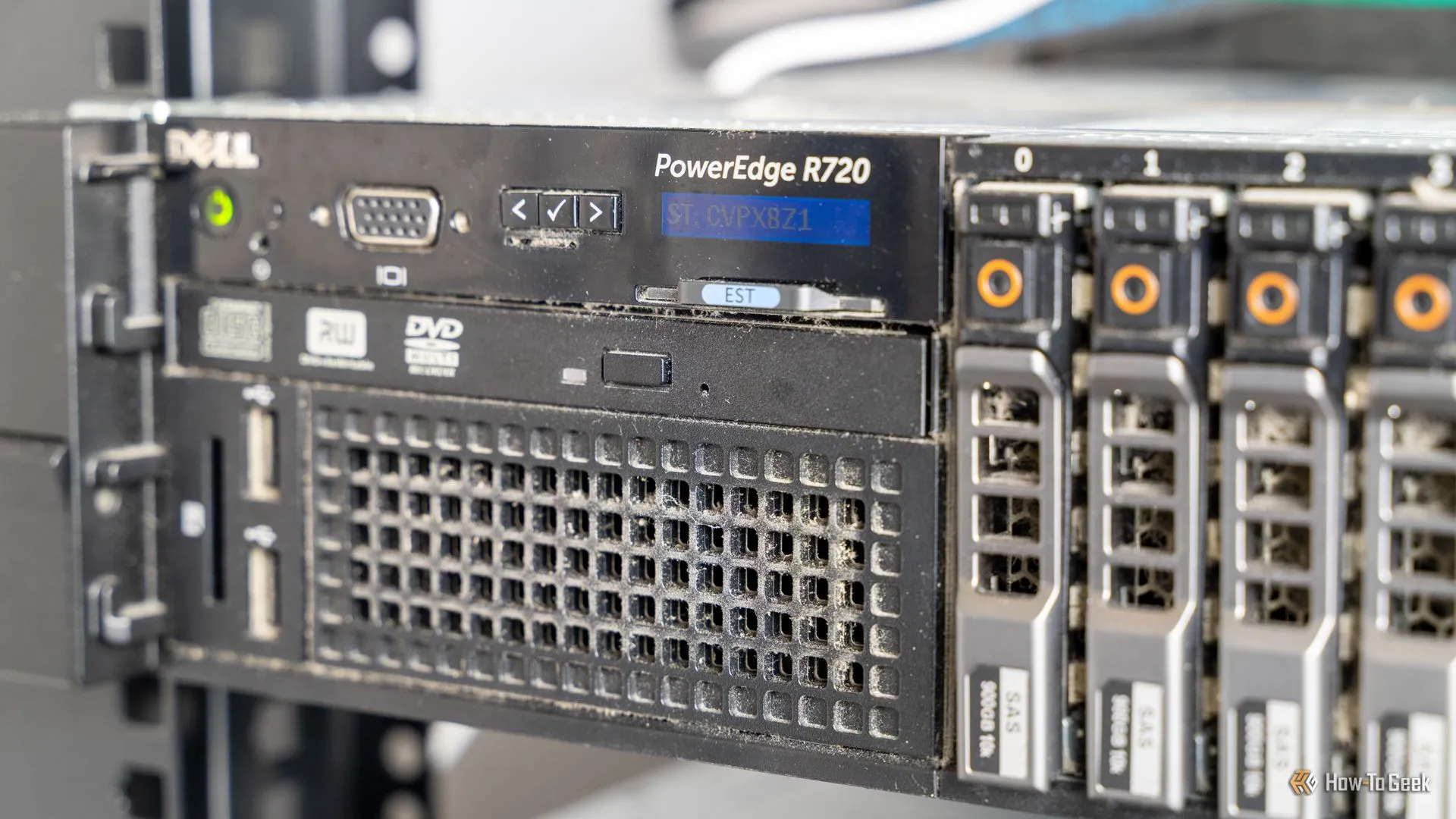 Mặt trước của máy chủ lưu trữ Dell R720, hiển thị các thành phần phần cứng chuyên dụng.