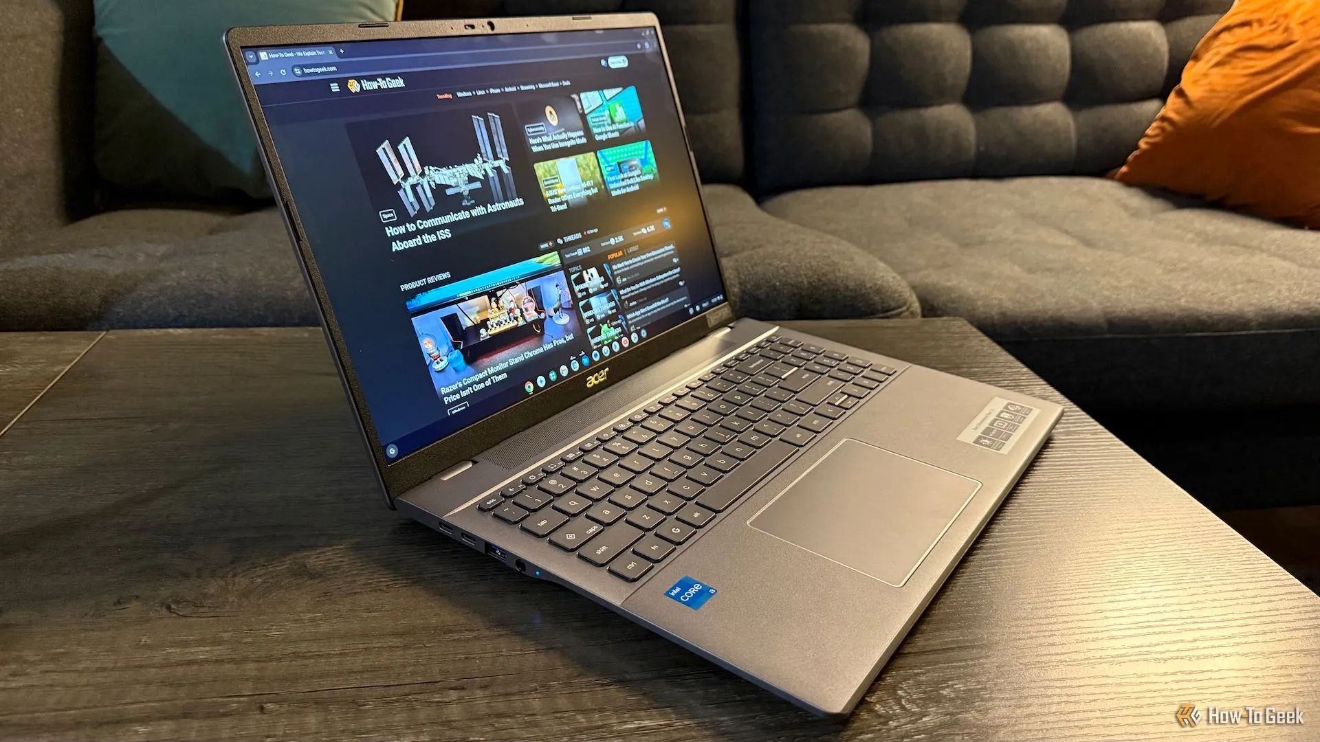 Mẫu Acer Chromebook Plus 516 đang mở trên bàn, đại diện cho các lỗi liên quan đến âm thanh hoặc màn hình hiển thị
