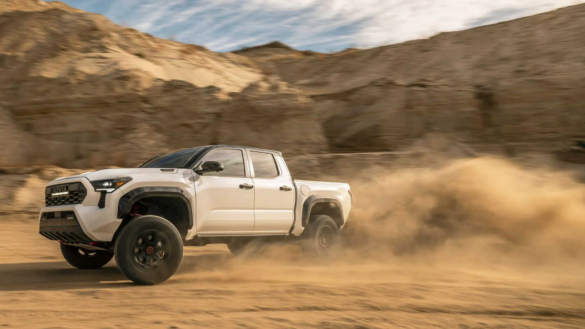 Mẫu xe bán tải off-road Toyota TRD Pro 2025 màu xanh lá trên địa hình núi