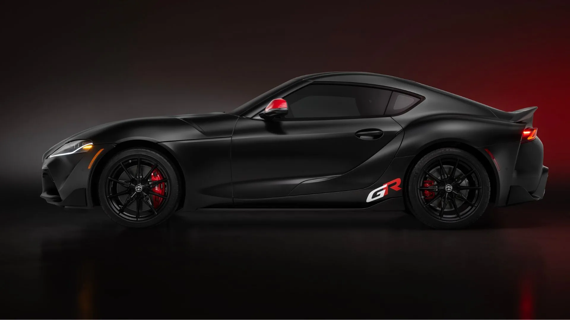 Mẫu xe thể thao Toyota GR Supra 2026 màu xám trên đường đua