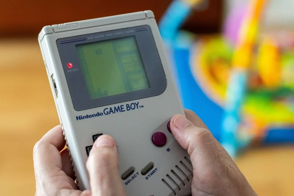 Máy chơi game Game Boy (1989) đang hiển thị game Tetris, ví dụ game giải đố thời gian thực