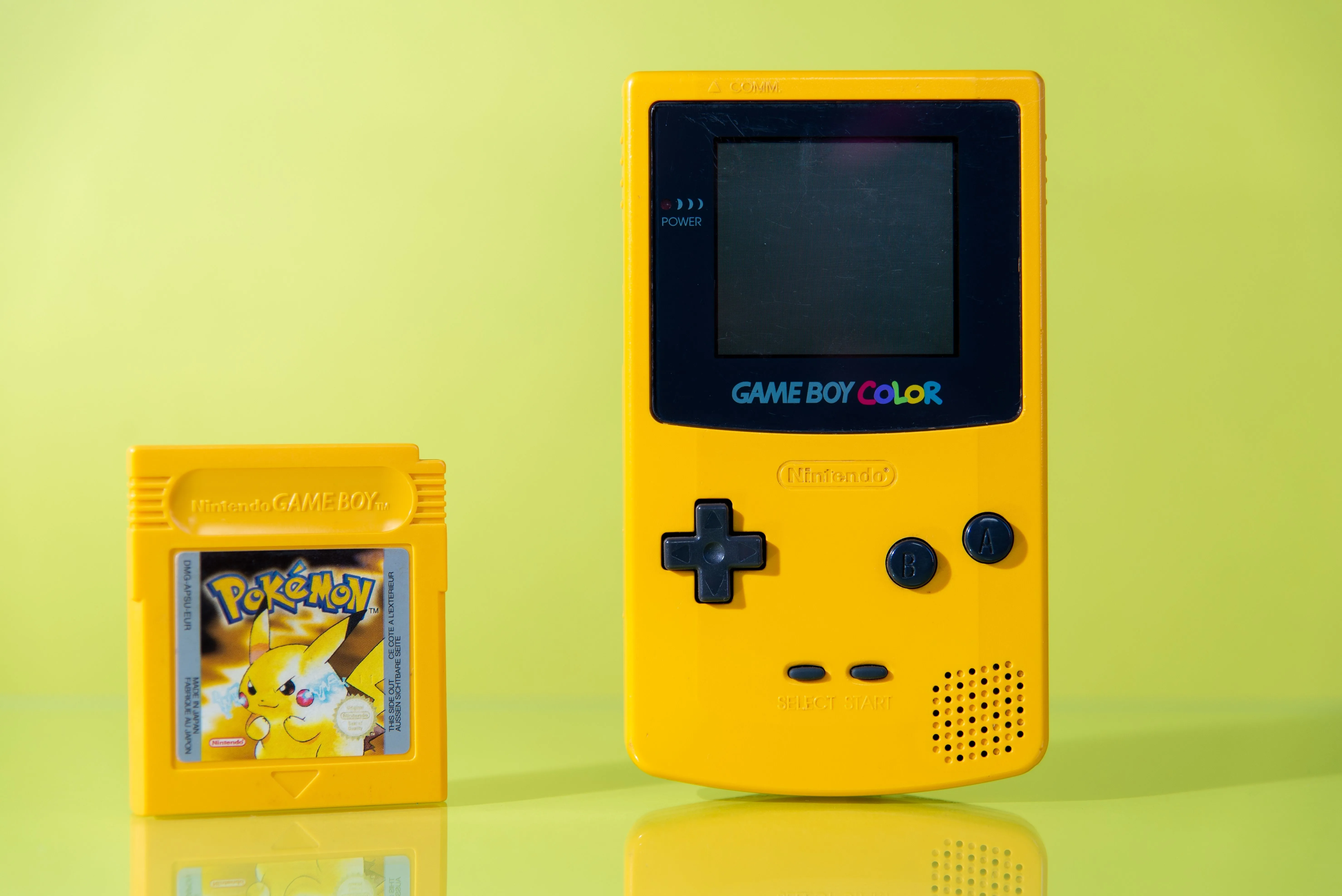 Máy chơi game Game Boy Color màu vàng, phiên bản nâng cấp với màn hình màu từ năm 1998.