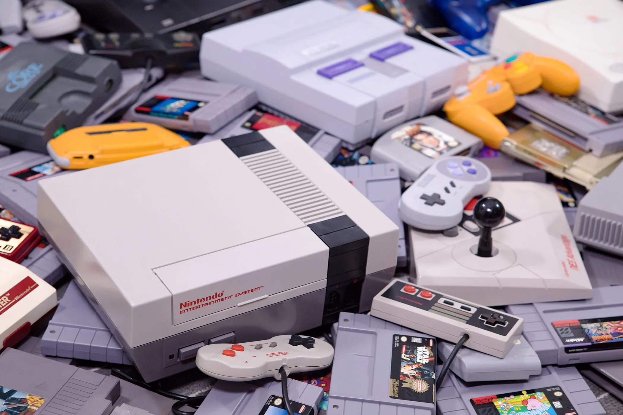 Máy chơi game NES và SNES cổ điển cùng các băng game, tay cầm retro