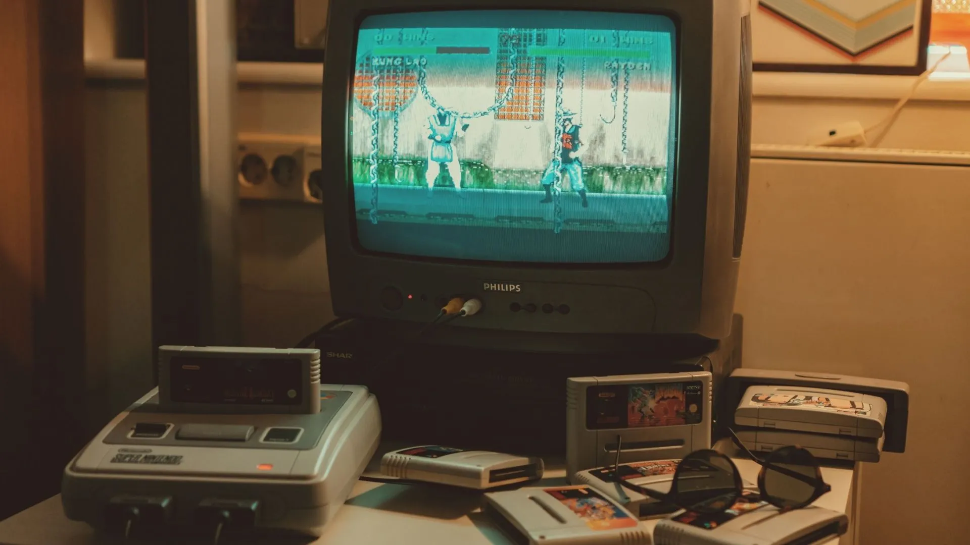 Máy chơi game Nintendo SNES cổ điển kết nối với TV CRT, bao quanh là các băng game cartridge, biểu tượng cho thế hệ console truyền thống của Nintendo.