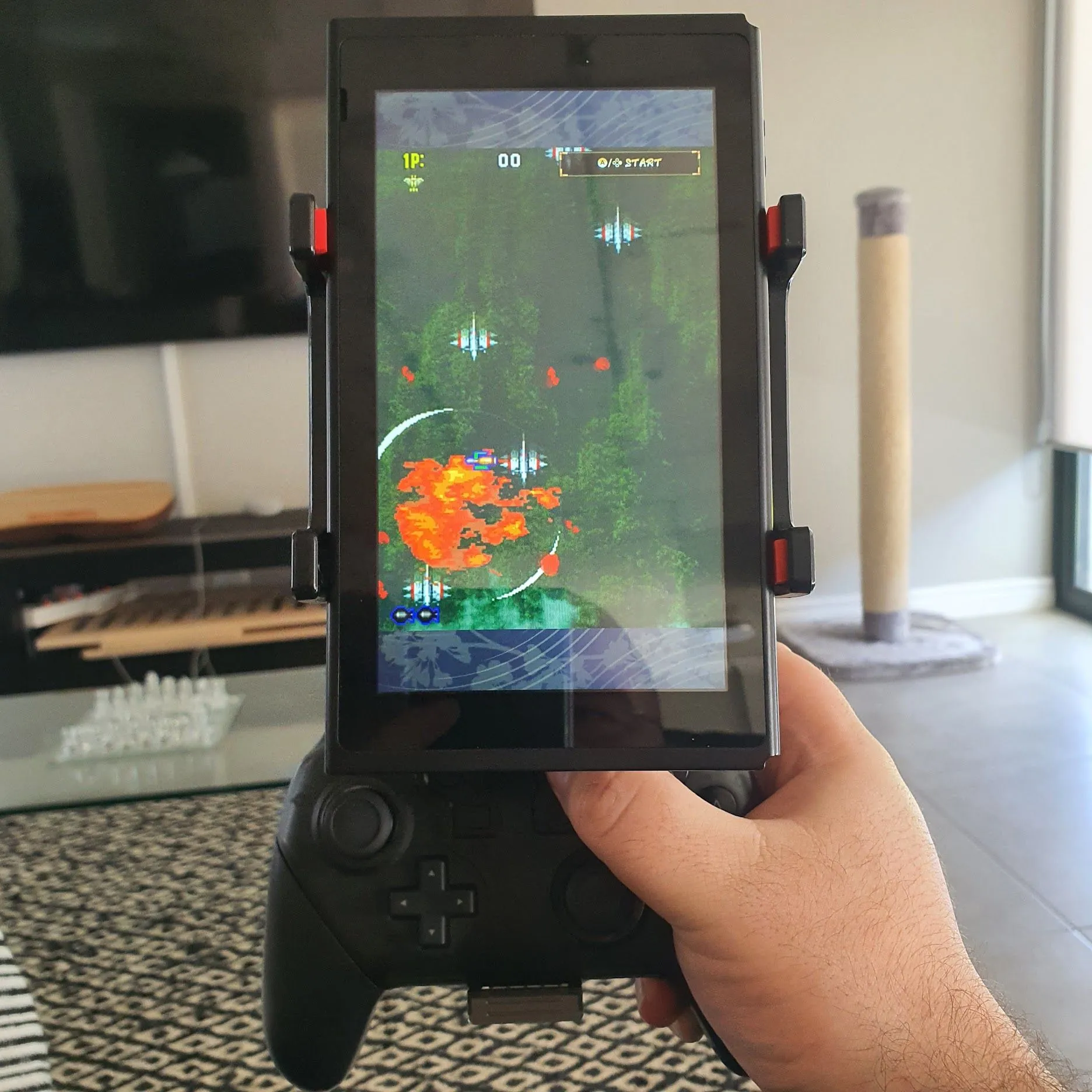 Máy chơi game Nintendo Switch đang được sử dụng với phụ kiện TATE mode giúp xoay màn hình dọc, mang lại trải nghiệm cầm tay thoải mái.