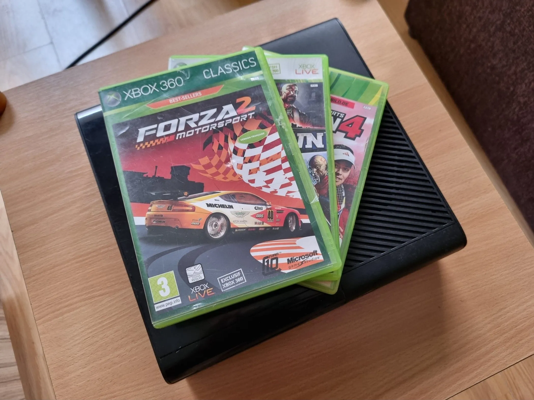 Máy console Xbox cùng nhiều hộp game đĩa vật lý