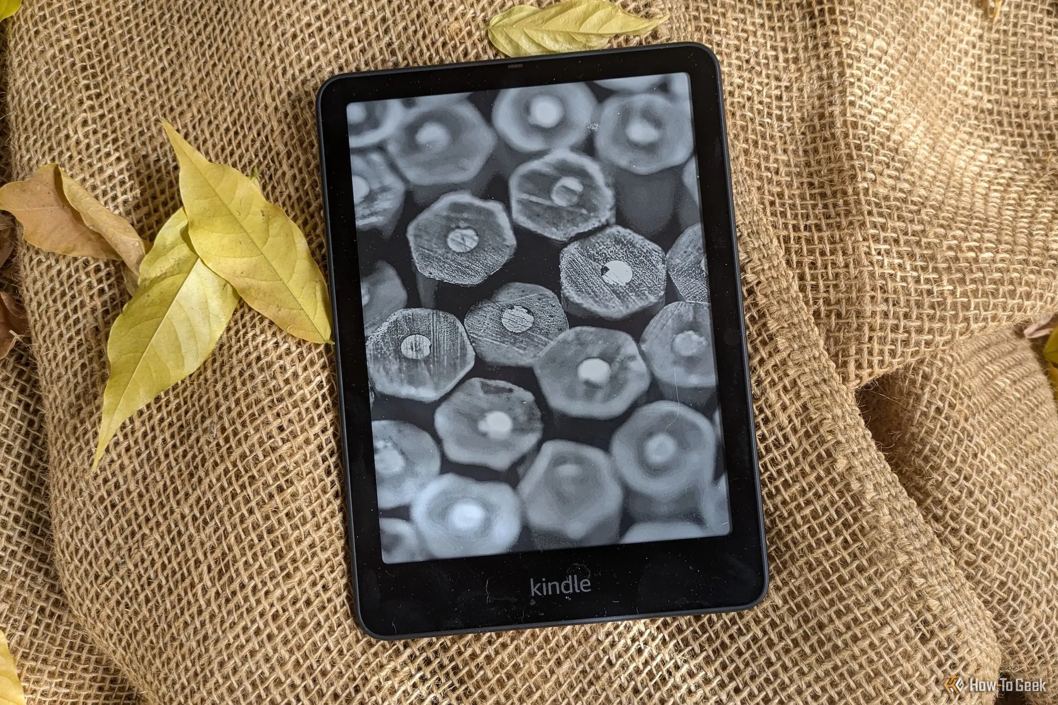 Máy đọc sách Kindle Paperwhite thế hệ 12 hiển thị màn hình khóa, mang đến trải nghiệm đọc thư giãn trong các chuyến đi.