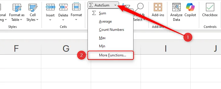 Menu thả xuống AutoSum trong Excel được mở rộng, và tùy chọn More Functions được chọn.