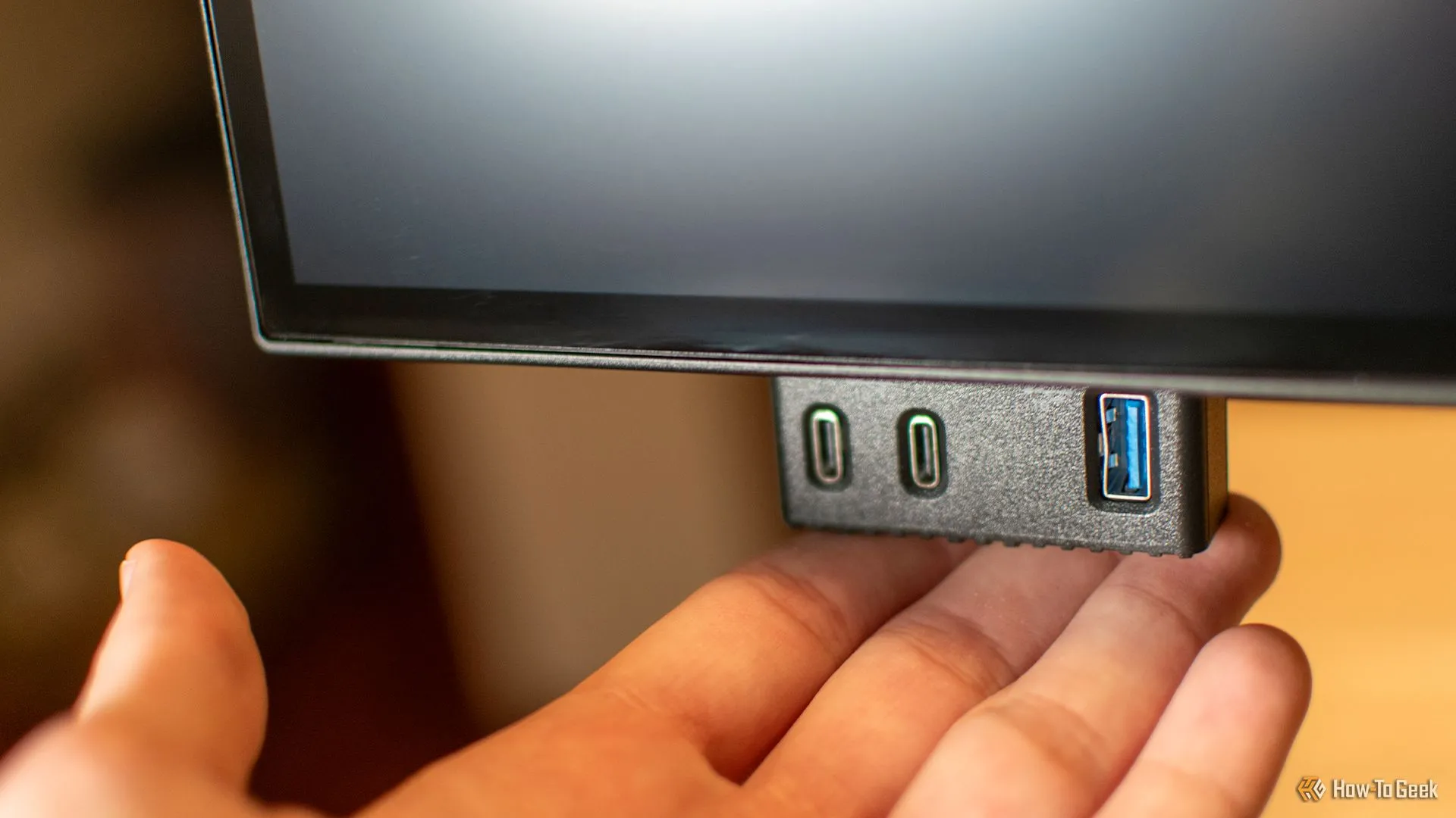 Module cổng USB tiện lợi có thể bật ra ẩn dưới cằm màn hình Dell U2725QE