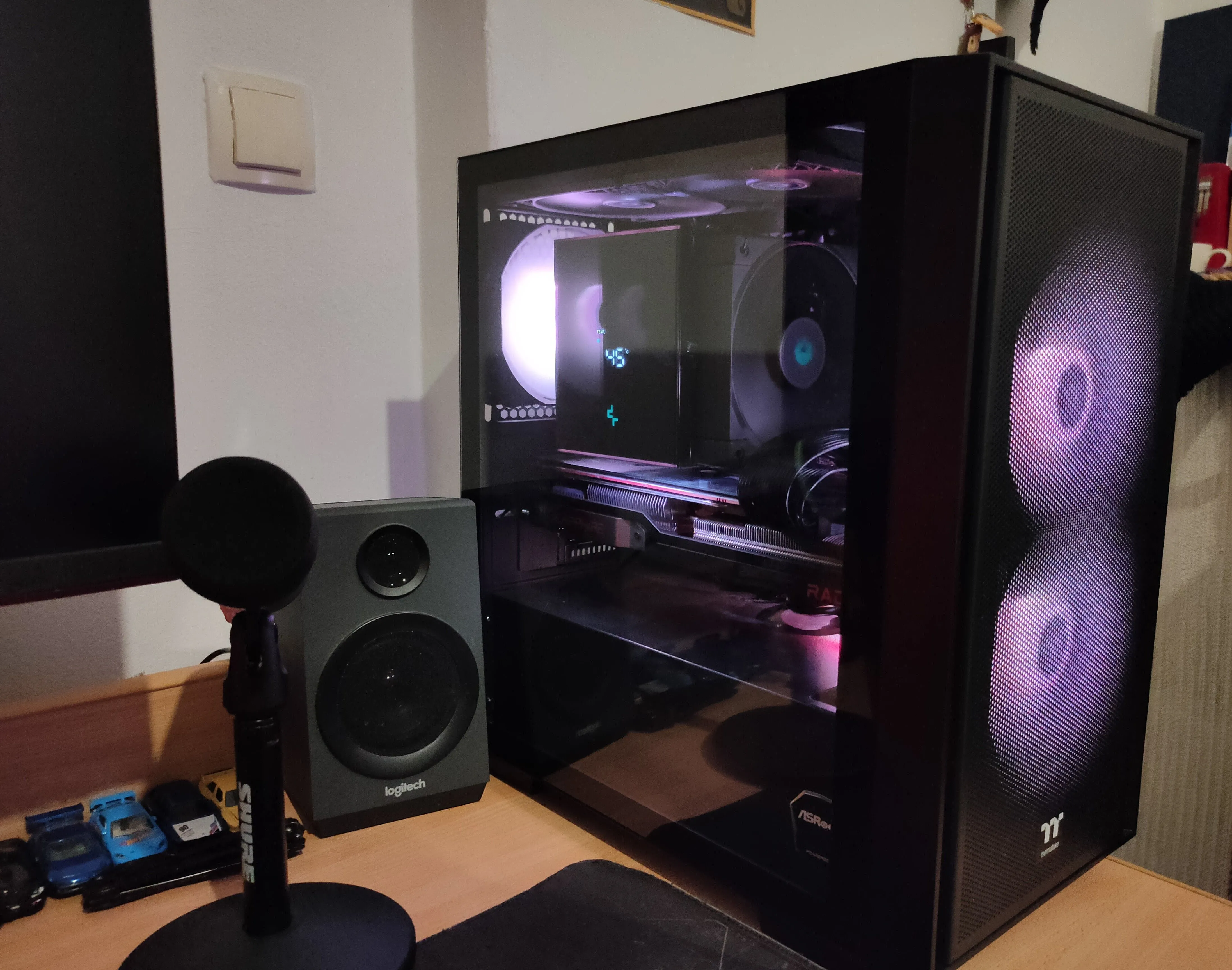 Một bộ PC gaming mạnh mẽ trên bàn làm việc, biểu tượng cho việc ưu tiên đầu tư vào các thiết bị công nghệ bền vững hơn điện thoại
