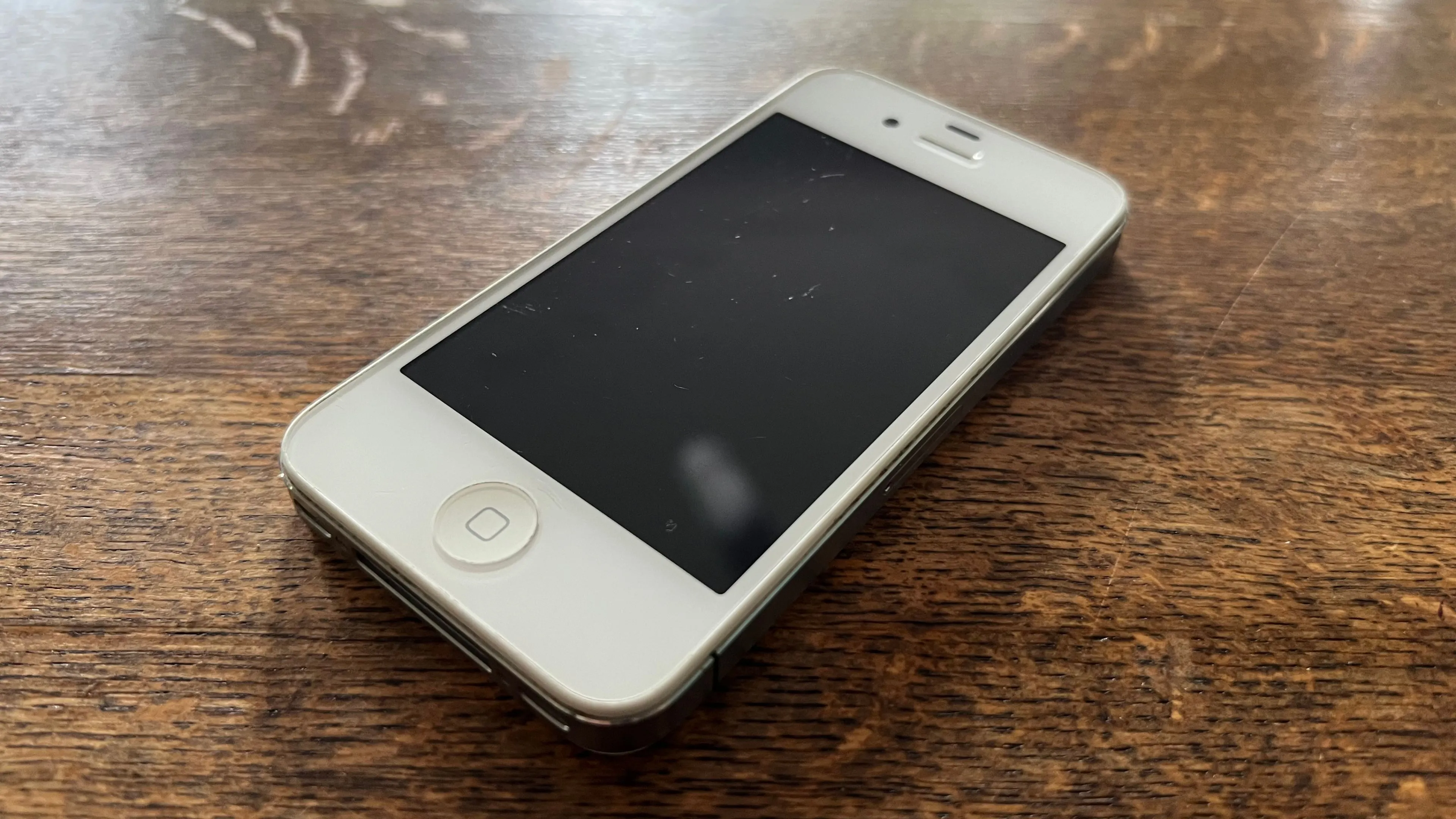 Một chiếc iPhone 4S màu trắng.