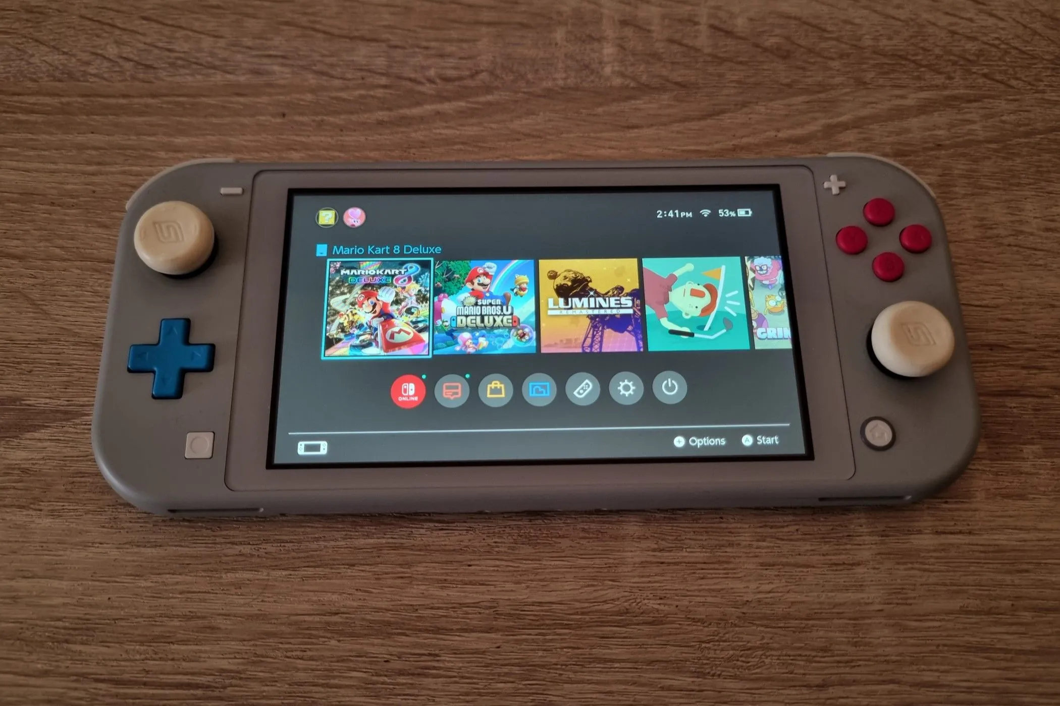 Một chiếc máy chơi game Nintendo Switch Lite màu xanh.