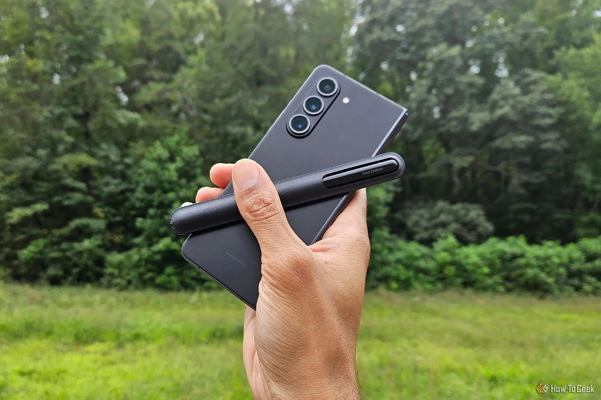 Một chiếc Samsung Galaxy Z Fold 5 cùng với bút S Pen Fold Edition
