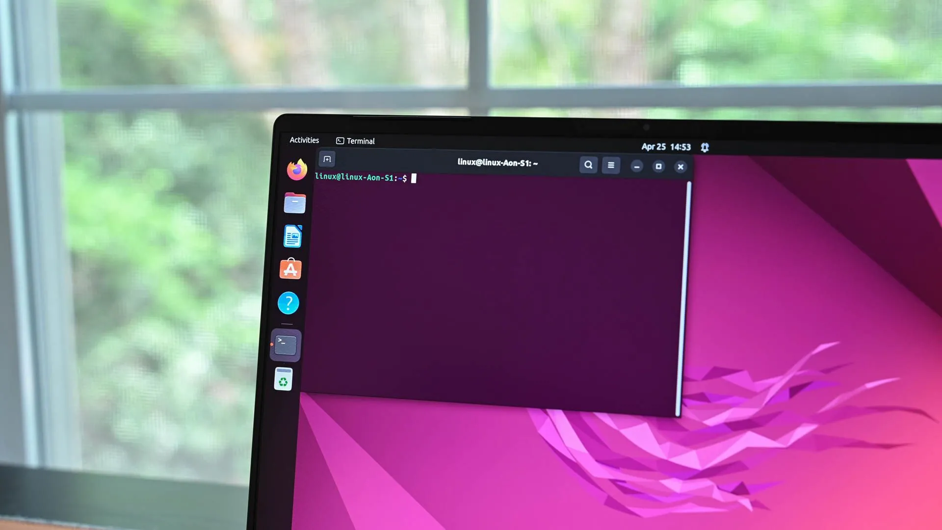 Một cửa sổ terminal Linux đang mở trên laptop chạy Ubuntu, cho thấy sự linh hoạt và khả năng tùy chỉnh.