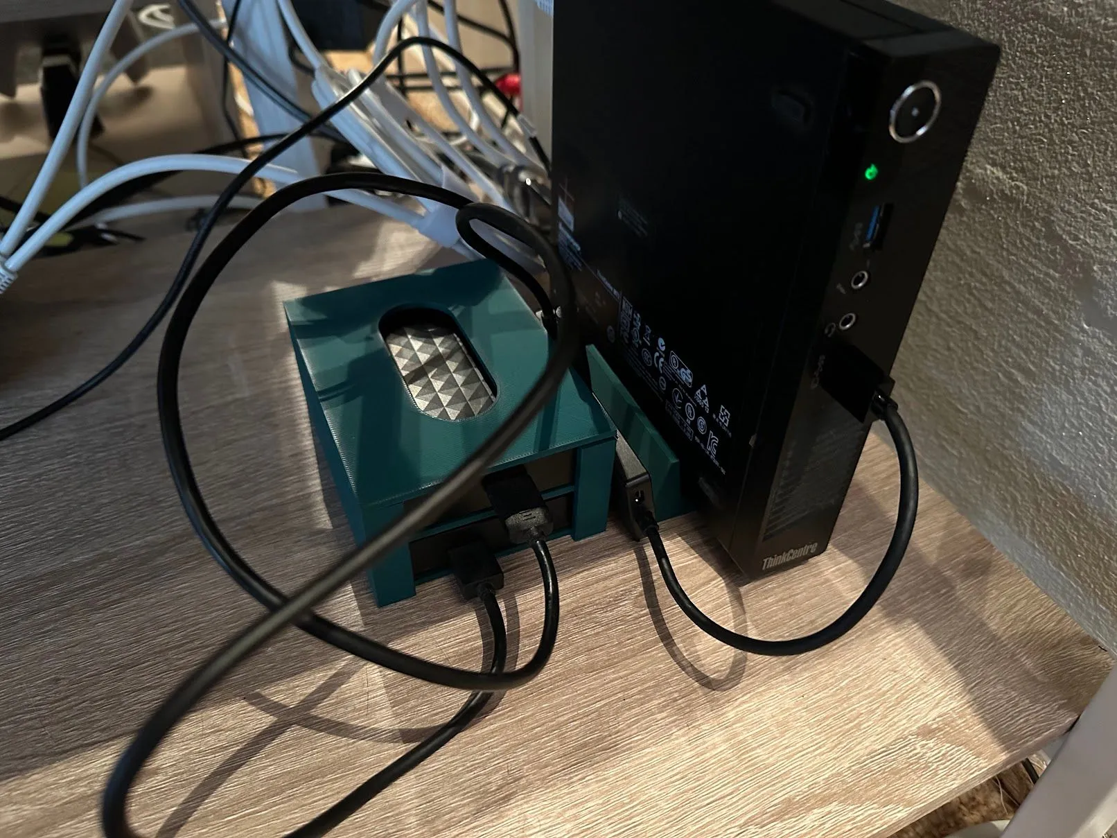Một máy chủ Plex mini-PC nhỏ gọn, kèm theo giá đỡ in 3D và khay ổ cứng, thể hiện giải pháp lưu trữ và phát trực tuyến đa phương tiện hiện đại.