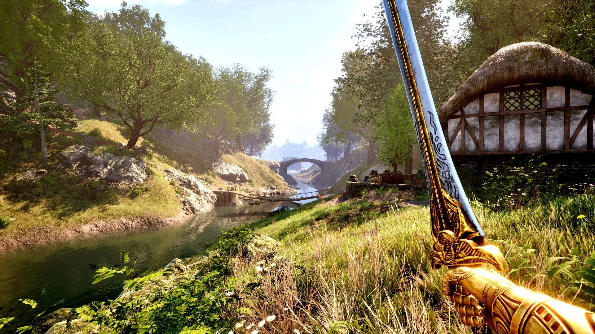 Một người chơi cầm kiếm nhìn ra sông bên cạnh ngôi nhà trong The Elder Scrolls IV Oblivion Remastered.