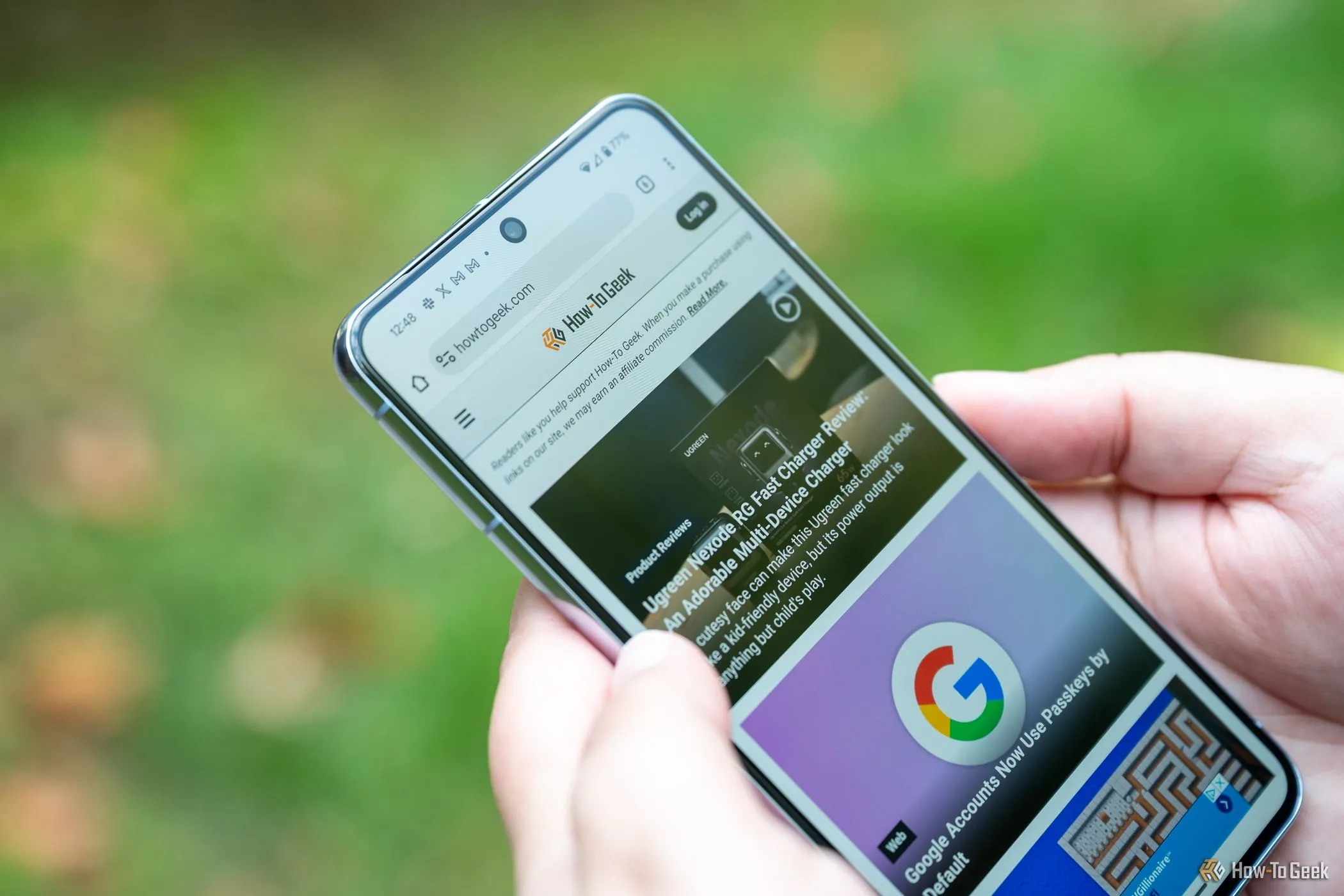 Một người đang sử dụng trình duyệt web trên điện thoại thông minh Google Pixel 8 Pro, thể hiện trải nghiệm người dùng liền mạch của Pixel.
