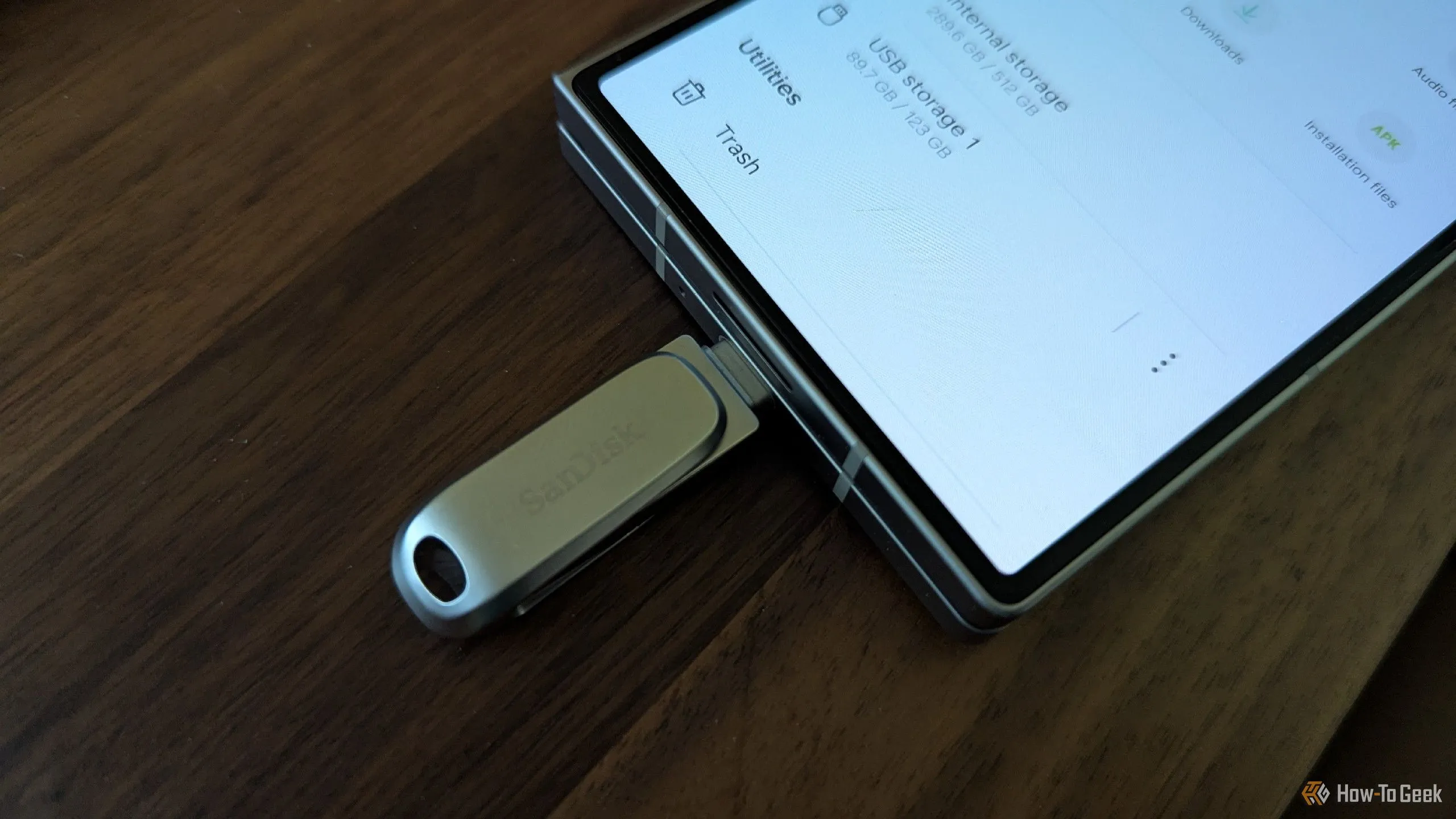 Một ổ đĩa flash USB-C đang được cắm vào cổng sạc của điện thoại gập Samsung Galaxy Z Fold 6 màu đen