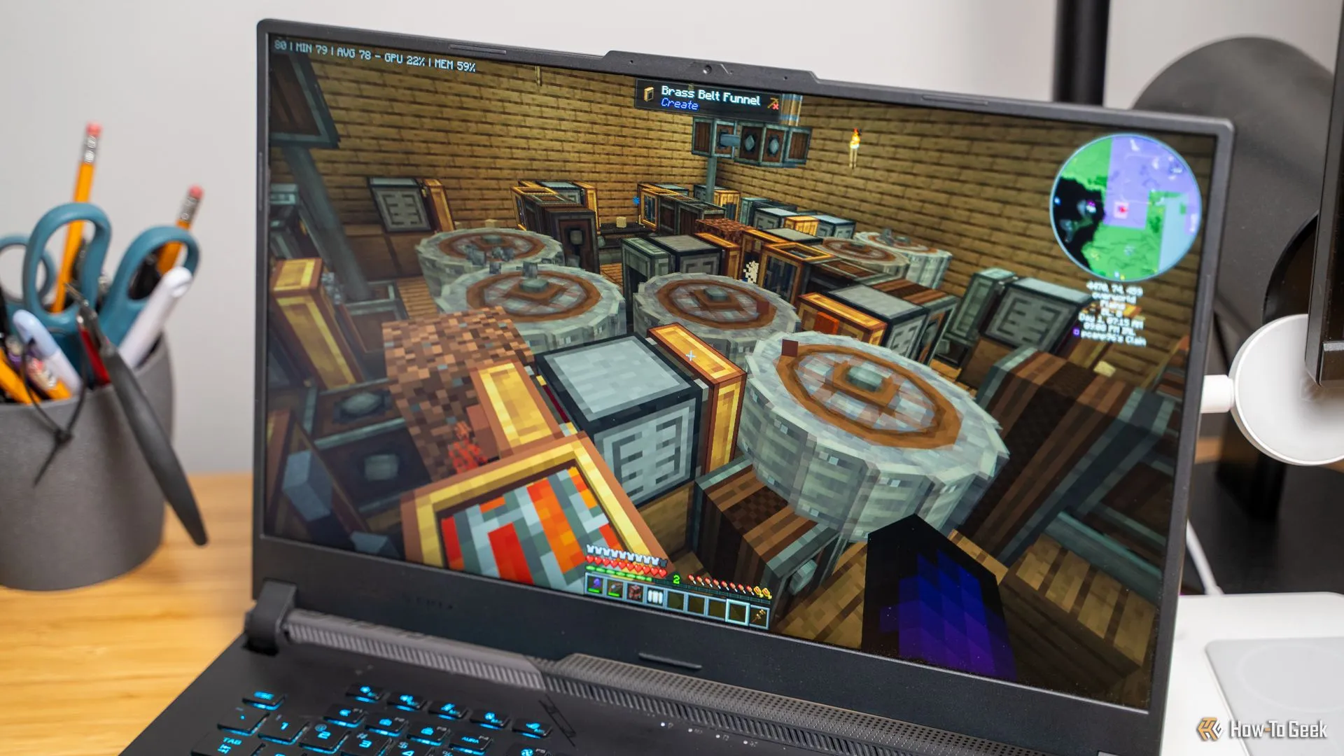 Một trang trại sắt được xây dựng bằng Create Mod trong Minecraft đang chạy trên laptop